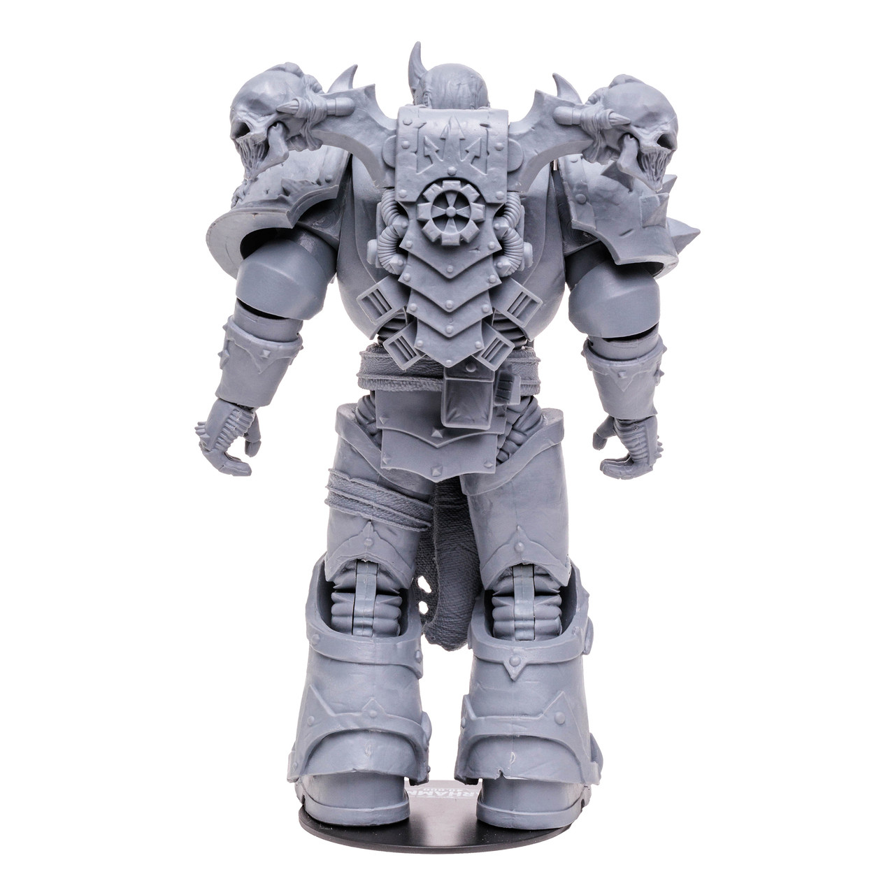 Action figure grigia con retro dettagliato. Base nera. Sfondo bianco.