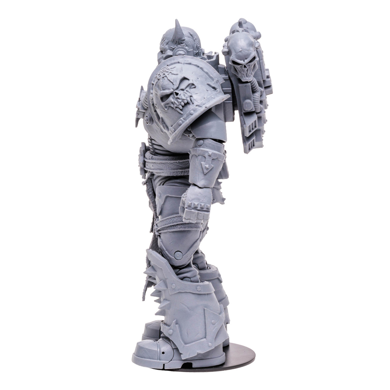Action figure grigia di un guerriero in armatura, con un teschio sulla spalla, in piedi su sfondo bianco.