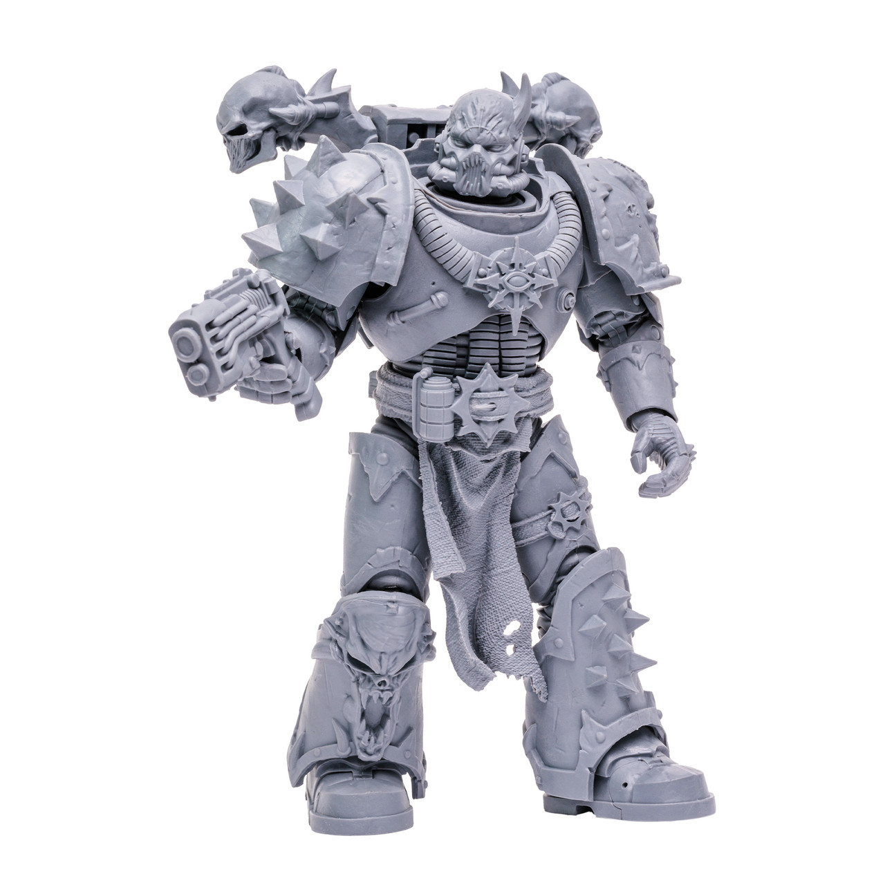 Una figura grigia di space marine Warhammer 40k, con un'arma, sfondo bianco.