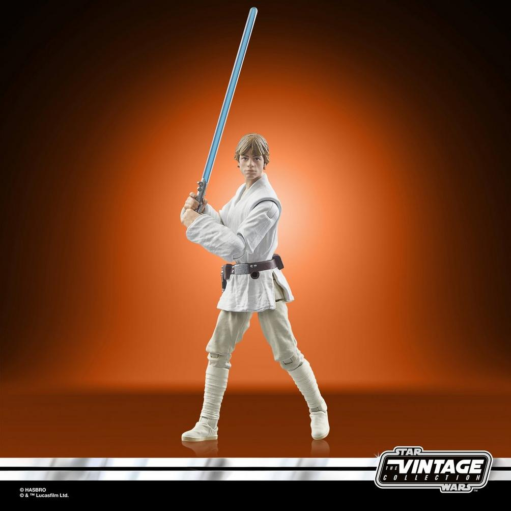 Star Wars Actionfigur von Luke Skywalker mit blauem Lichtschwert, in weißem Outfit, vor Vintage-Hintergrund.