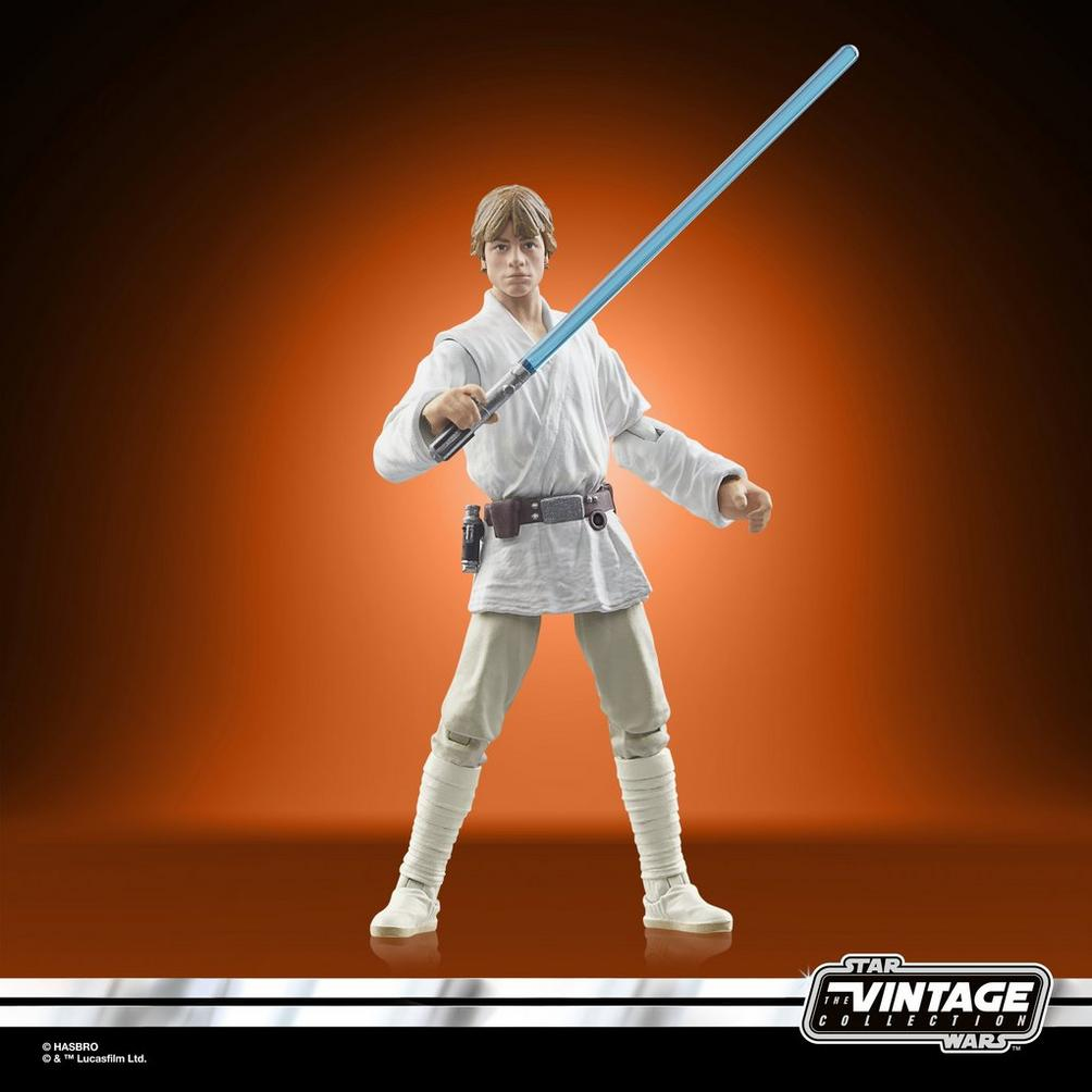 Luke Skywalker Spielzeugfigur, die ein blaues Lichtschwert hält.