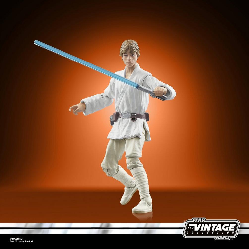 Luke Skywalker Actionfigur mit blauem Lichtschwert, in weißer Kleidung, auf orange-braunem Hintergrund. Vintage Collection Logo.