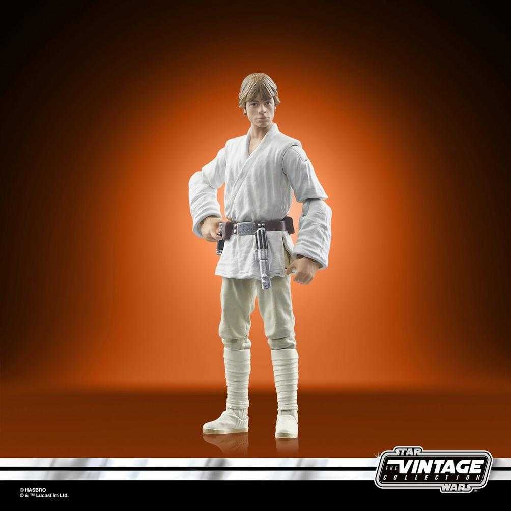 Luke Skywalker Figur in weißem Outfit mit Lichtschwert. Oranger Hintergrund, Vintage-Stil.
