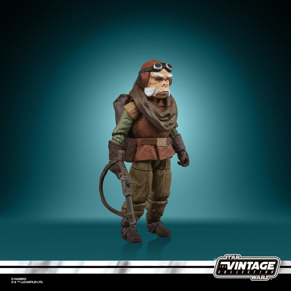 Una figura di Star Wars con occhiali e un'arma, in piedi su uno sfondo verde acqua, con uno zaino.