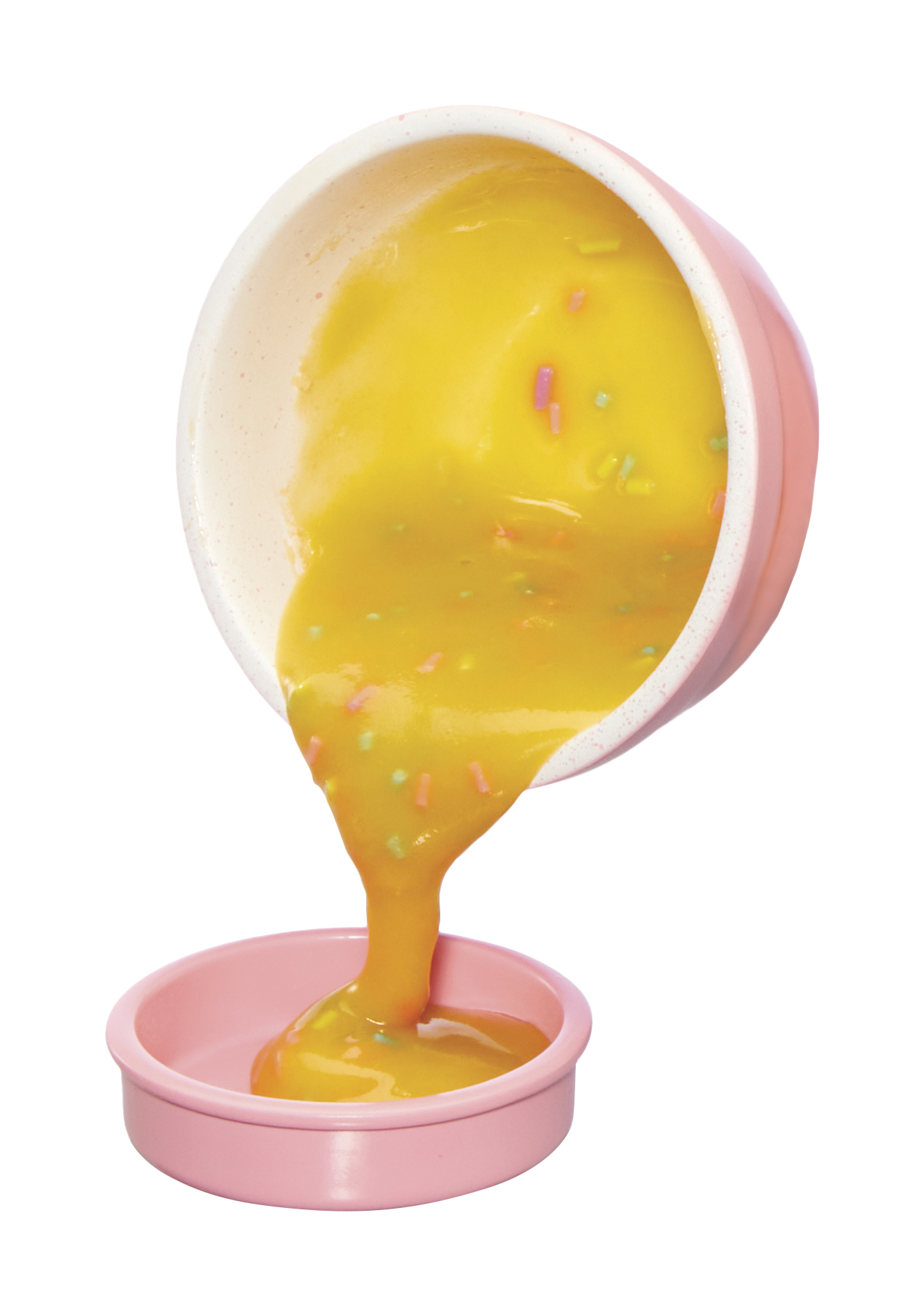 Różowa miska wylewająca żółty płyn z posypką do mniejszej różowej miski.