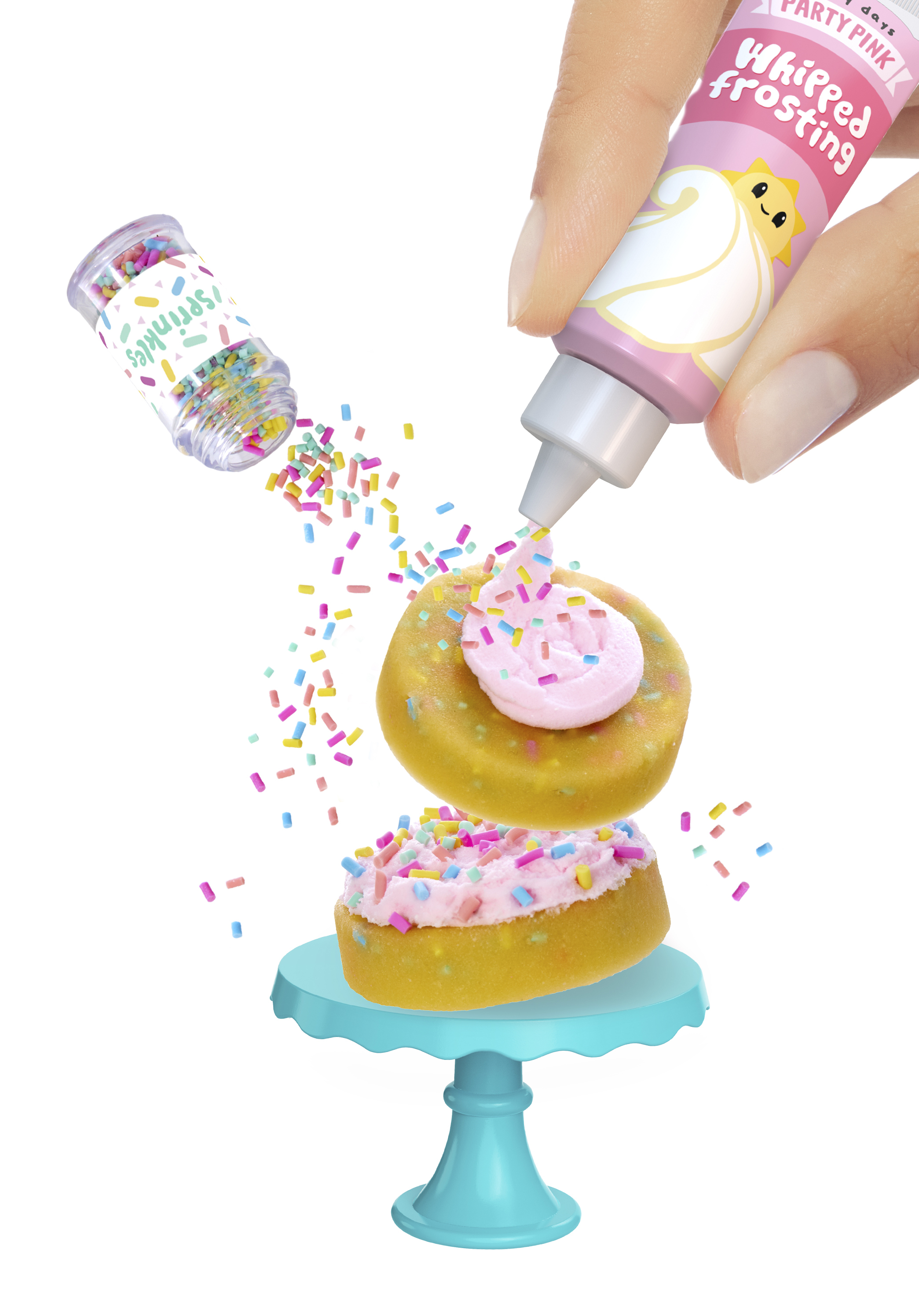 Pączki z różowym lukrem zdobione posypką. Poniżej niebieski stojak na ciasto.