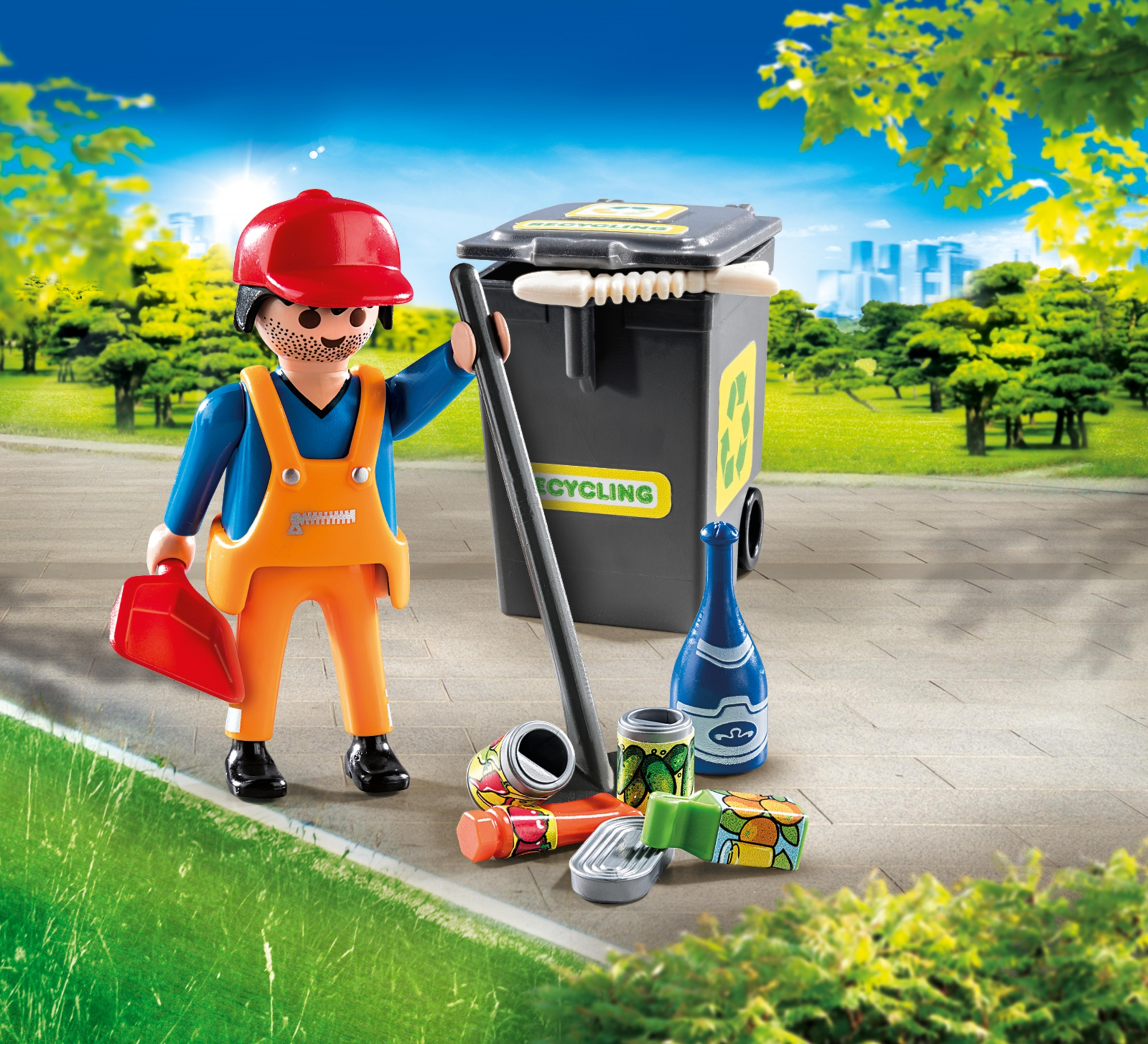 Eine Playmobil-Spielzeugszene mit einer Müllmannfigur, einer Recyclingtonne und Zubehör auf einem Bürgersteig.