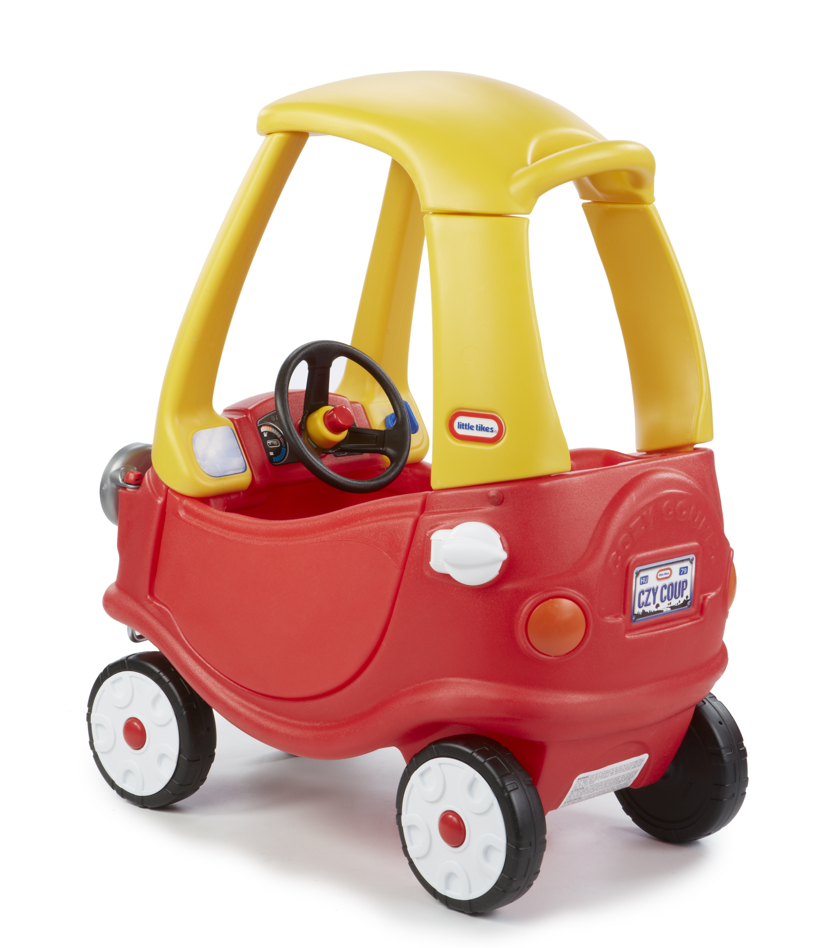 Czerwony i żółty samochód zabawka Cozy Coupe. Białe koła i czarna kierownica. Białe tło.