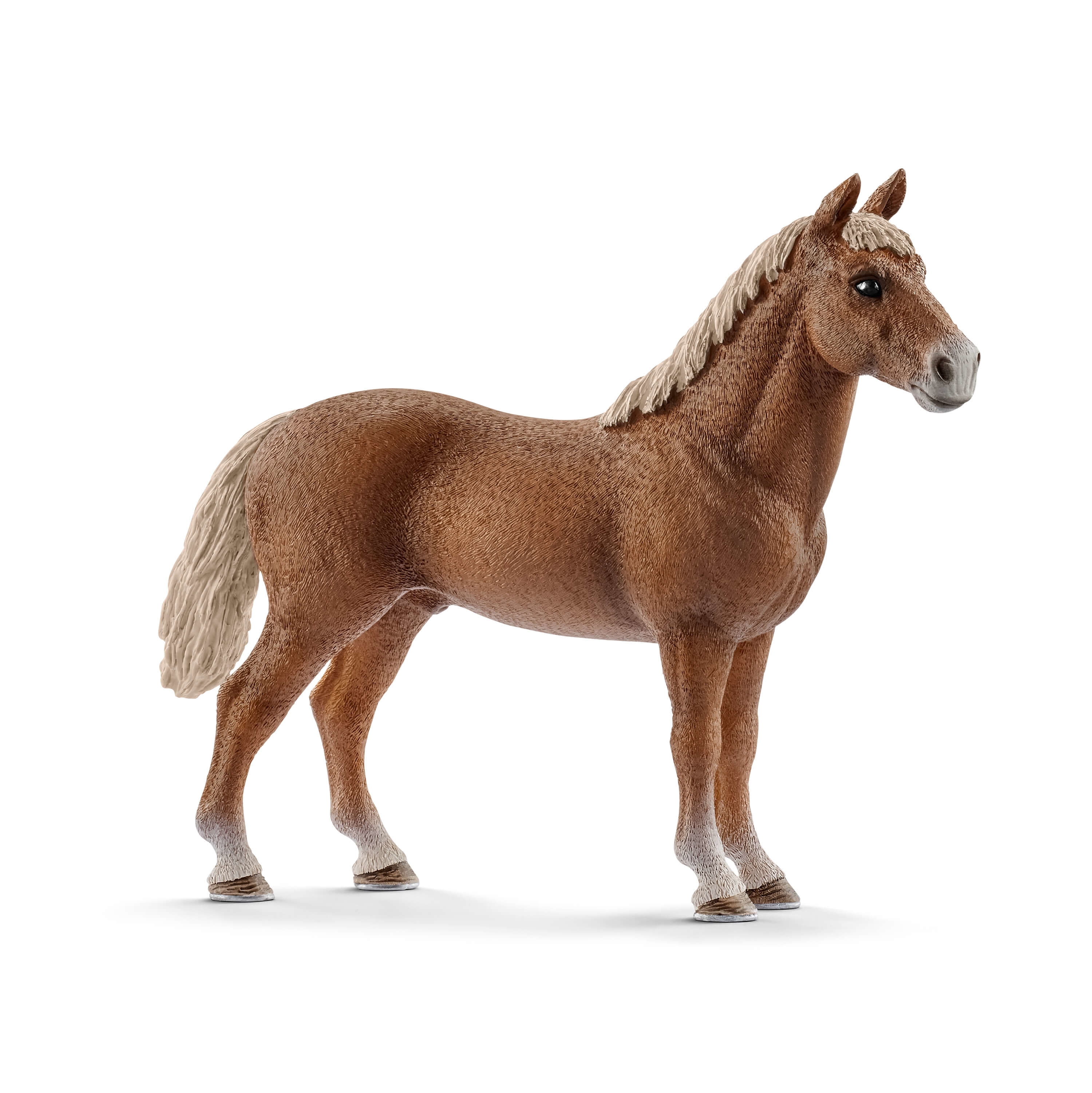 Juguete de caballo marrón. Se para sobre superficie blanca. Cola y crin de color más claro.