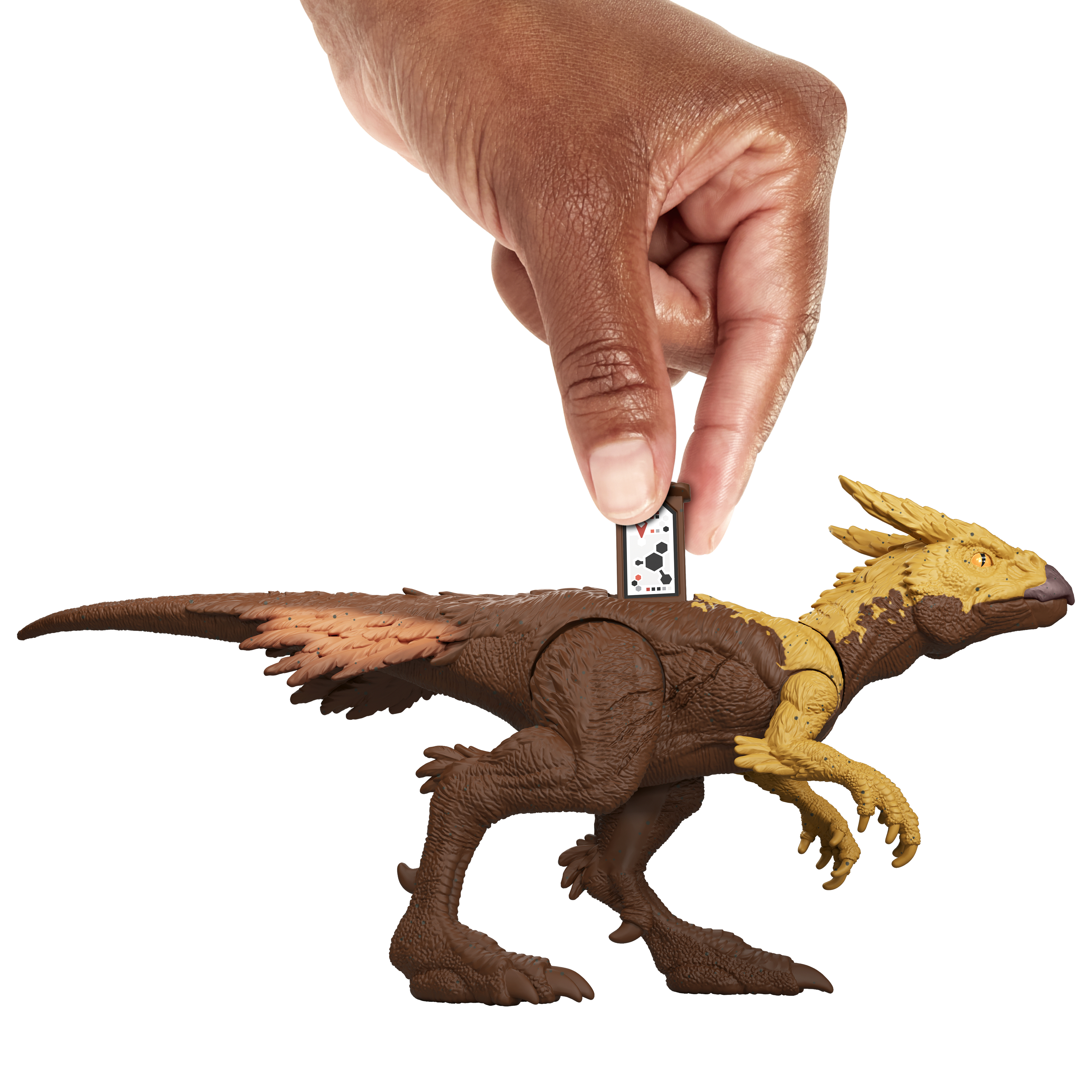 Dłoń o ciemnej skórze trzyma małą czarną kartę nad brązową i żółtą zabawką dinozaura. Białe tło.