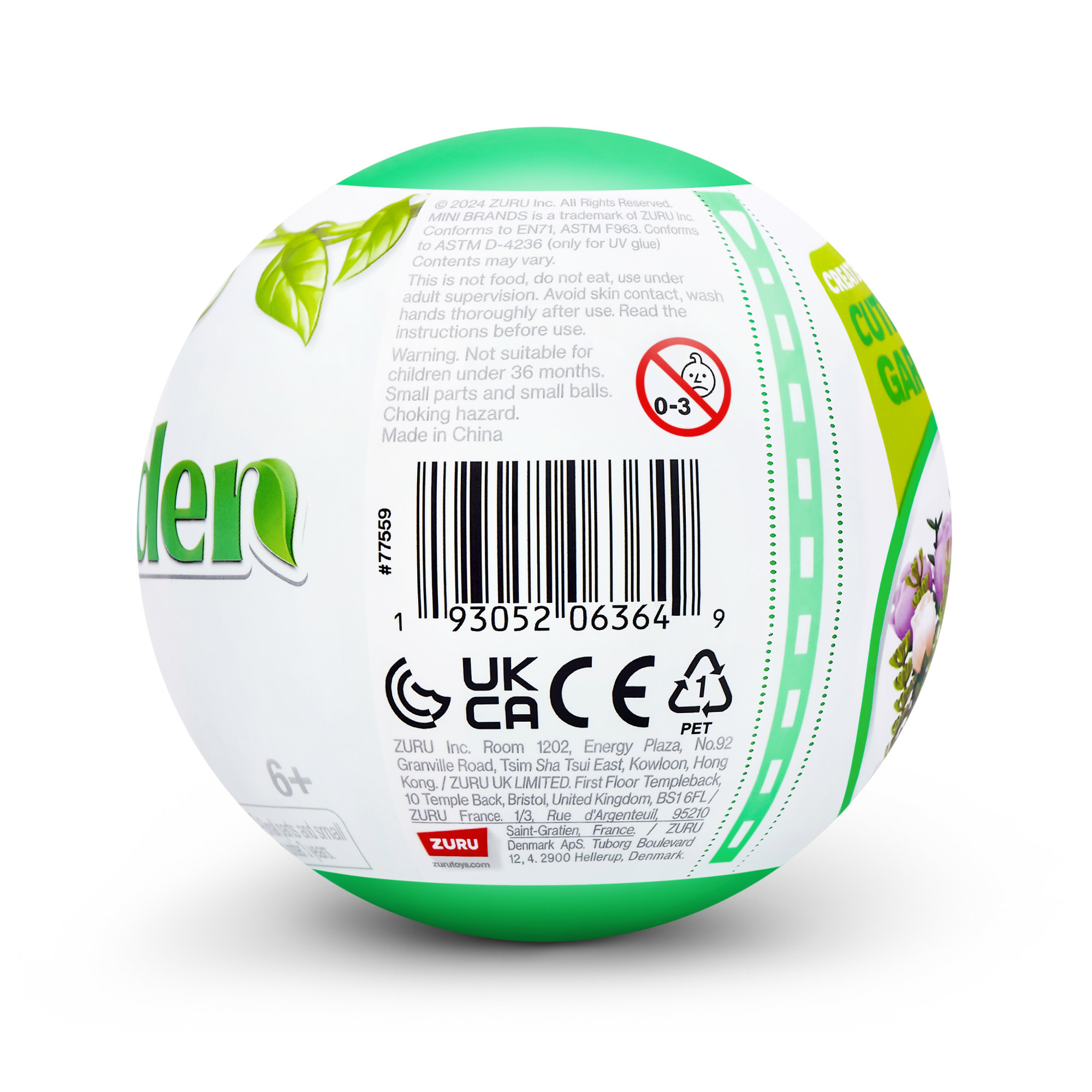 Una pelota de juguete verde con etiquetas y texto, incluido un código de barras, sobre un fondo blanco. Es redonda.