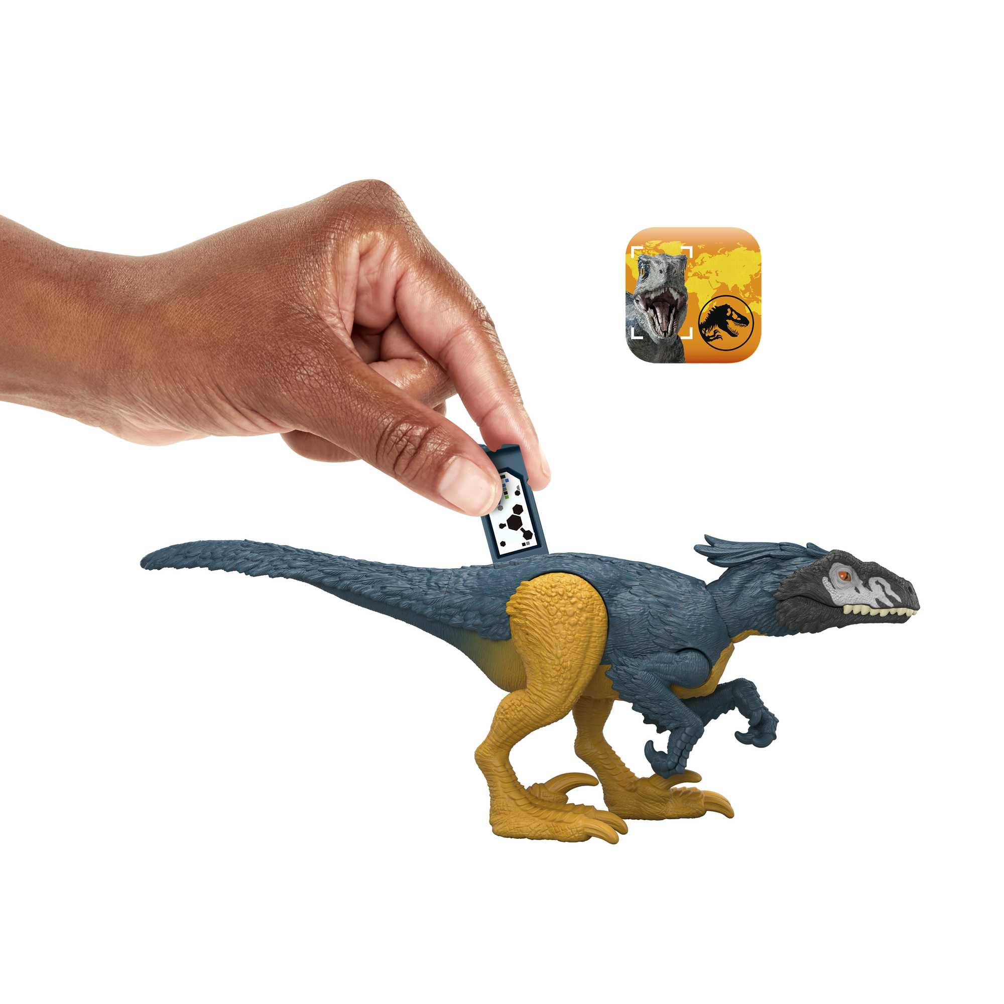 Mano che inserisce una carta in un dinosauro giocattolo; il dinosauro è blu e giallo.