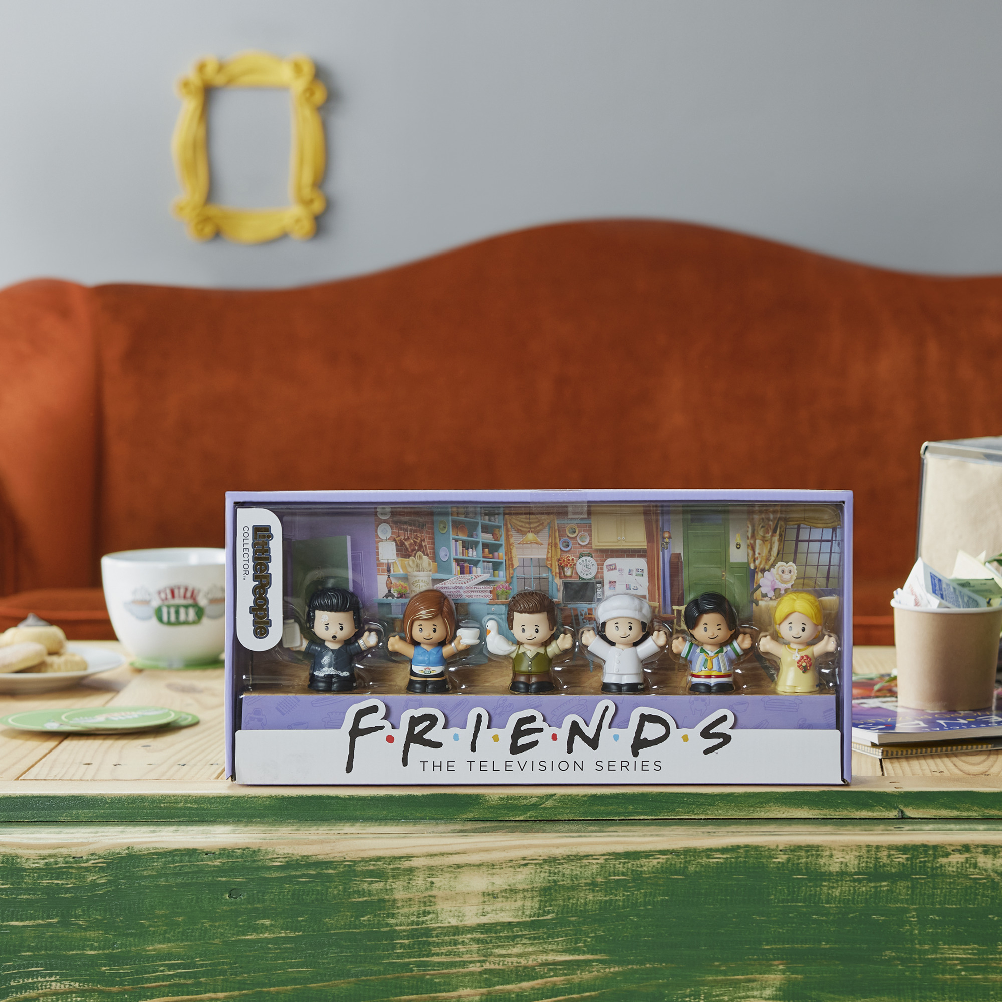 Zestaw zabawek Friends. Zawiera sześć figurek w scenie Central Perk, z ramką na zdjęcia i kanapą.