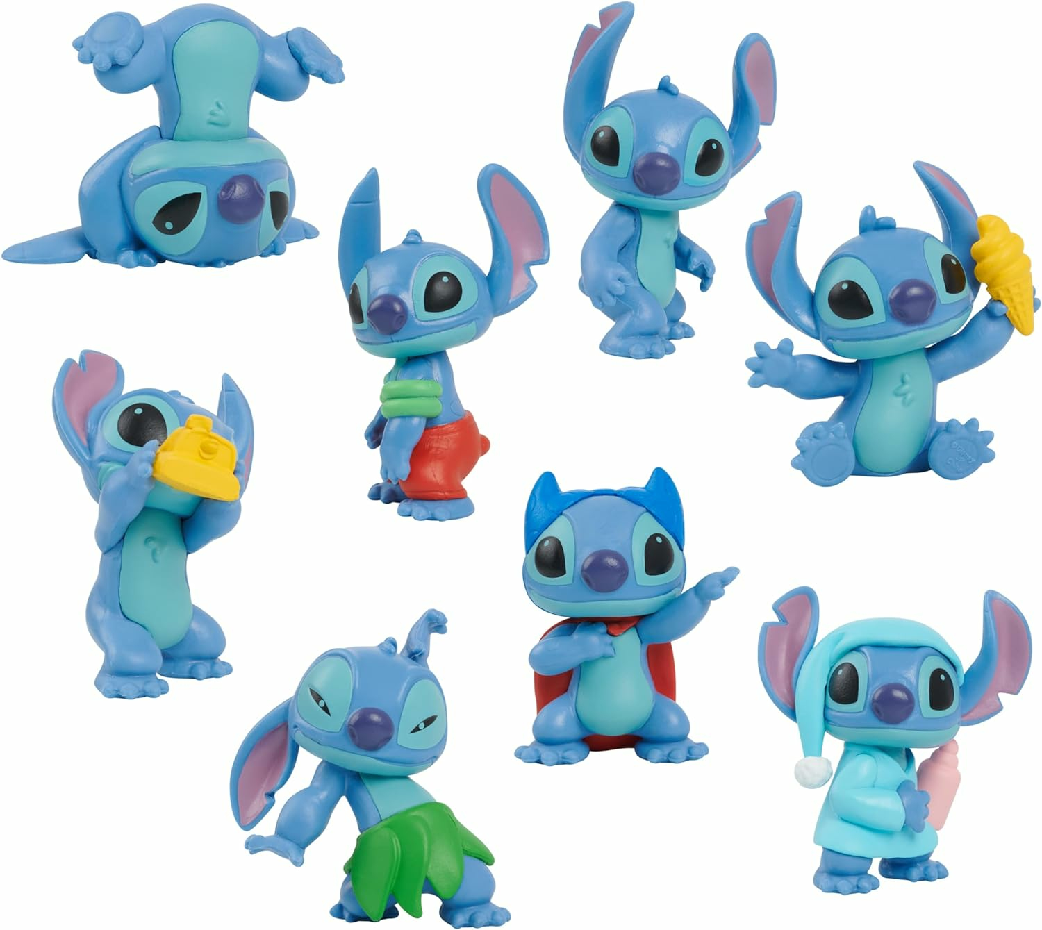 Colección de figuras azules de Stitch en diferentes poses, fondo azul claro.