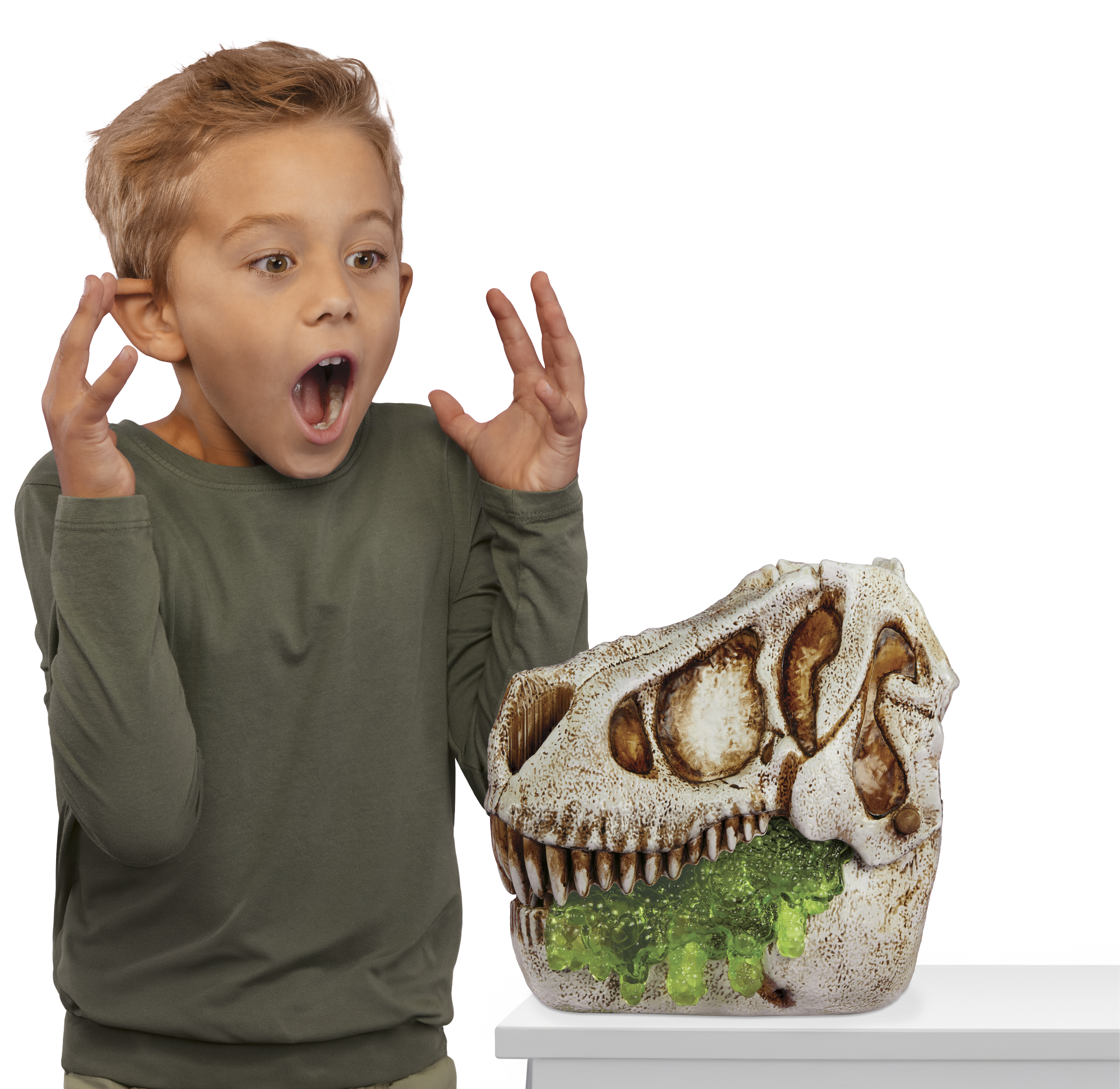 Un niño se sorprende por un cráneo de dinosaurio con limo verde.