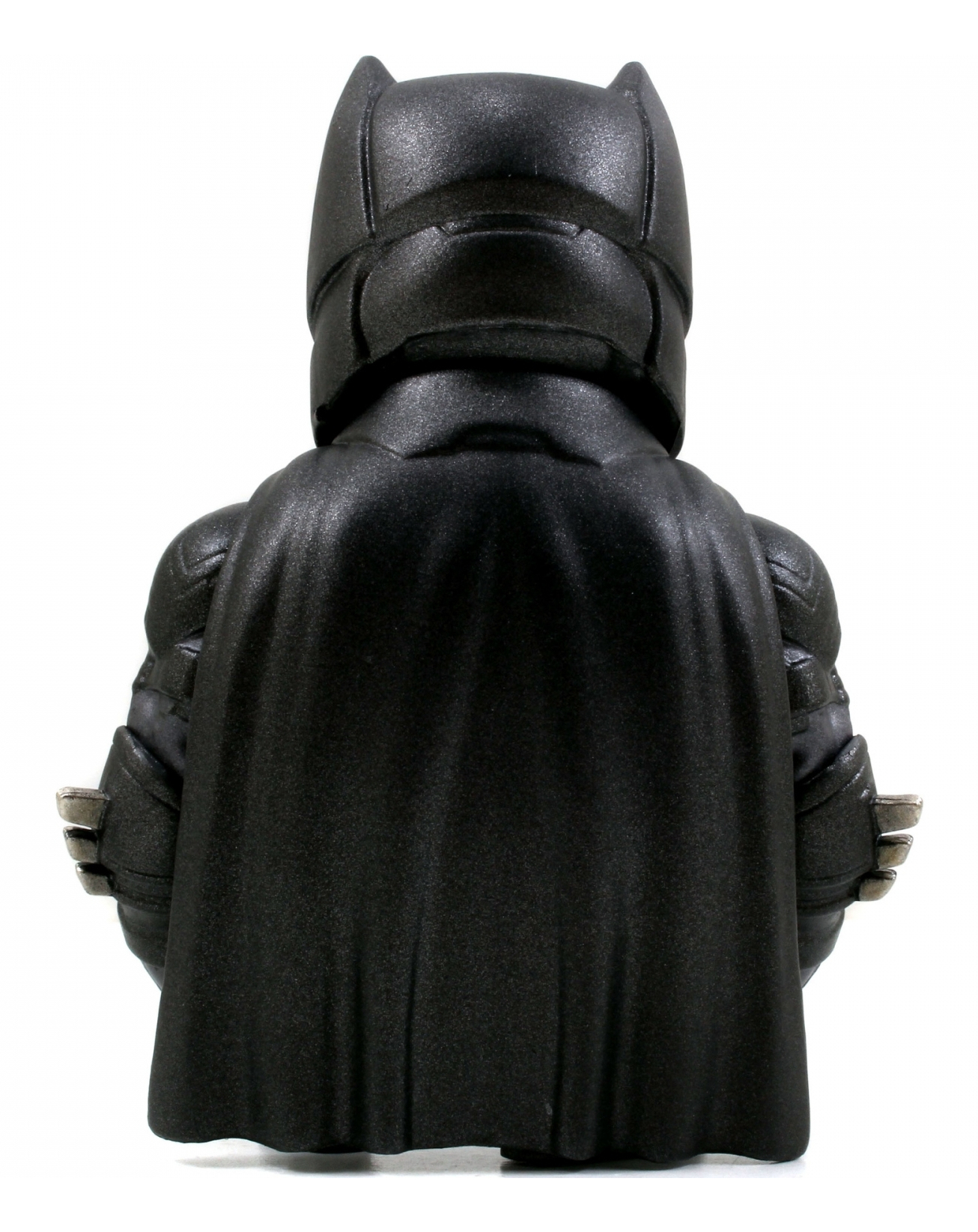 Eine Batman-Figur von hinten, die einen schwarzen Umhang und eine Rüstung trägt.