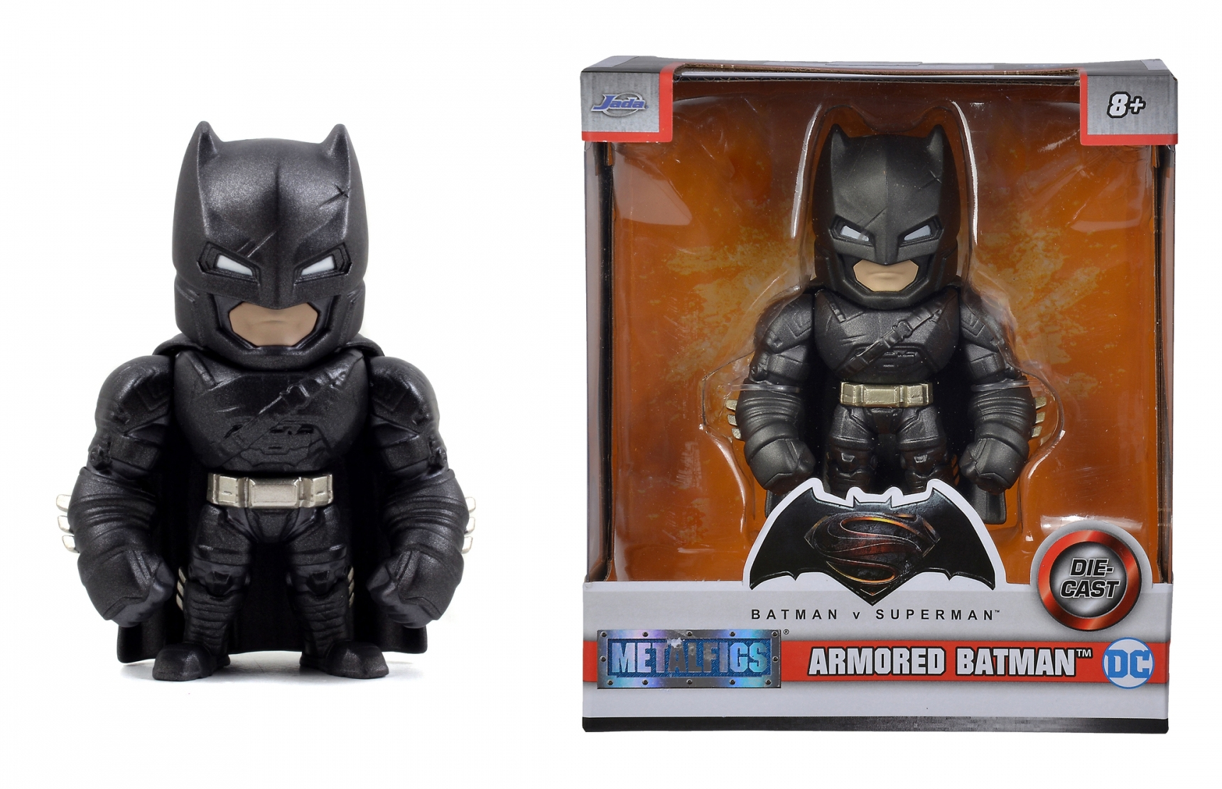 Armored Batman Spielzeug und Verpackung. Der Batman ist schwarz, mit Helm. Die Verpackung zeigt die gleiche Figur.
