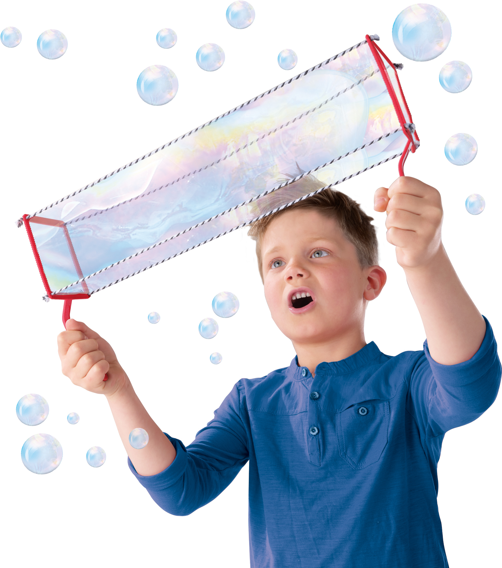 Un niño sopla burbujas con una varita de burbujas. Las burbujas flotan en el aire. El fondo es blanco.