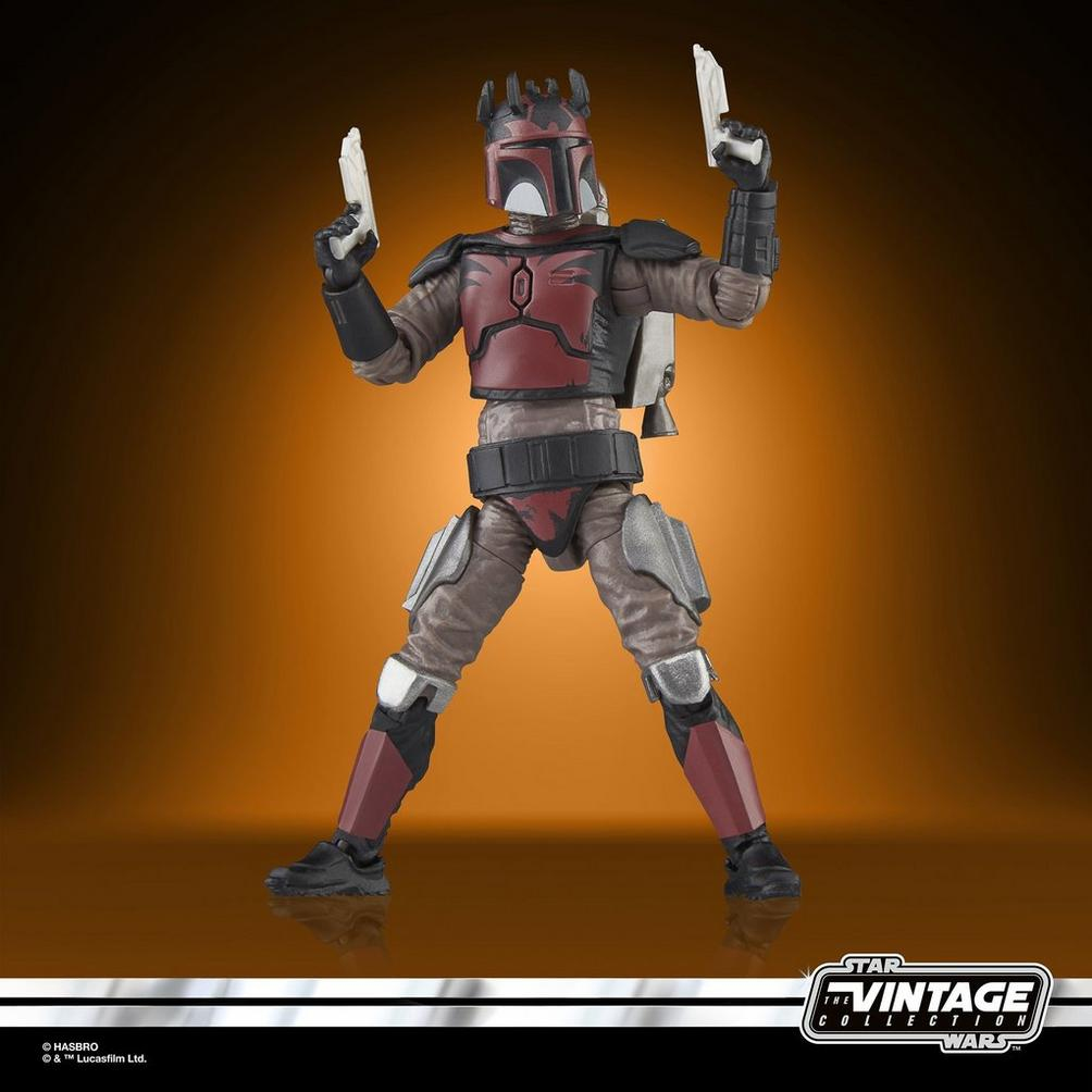 Una action figure di Star Wars Mandalorian con due blaster.
