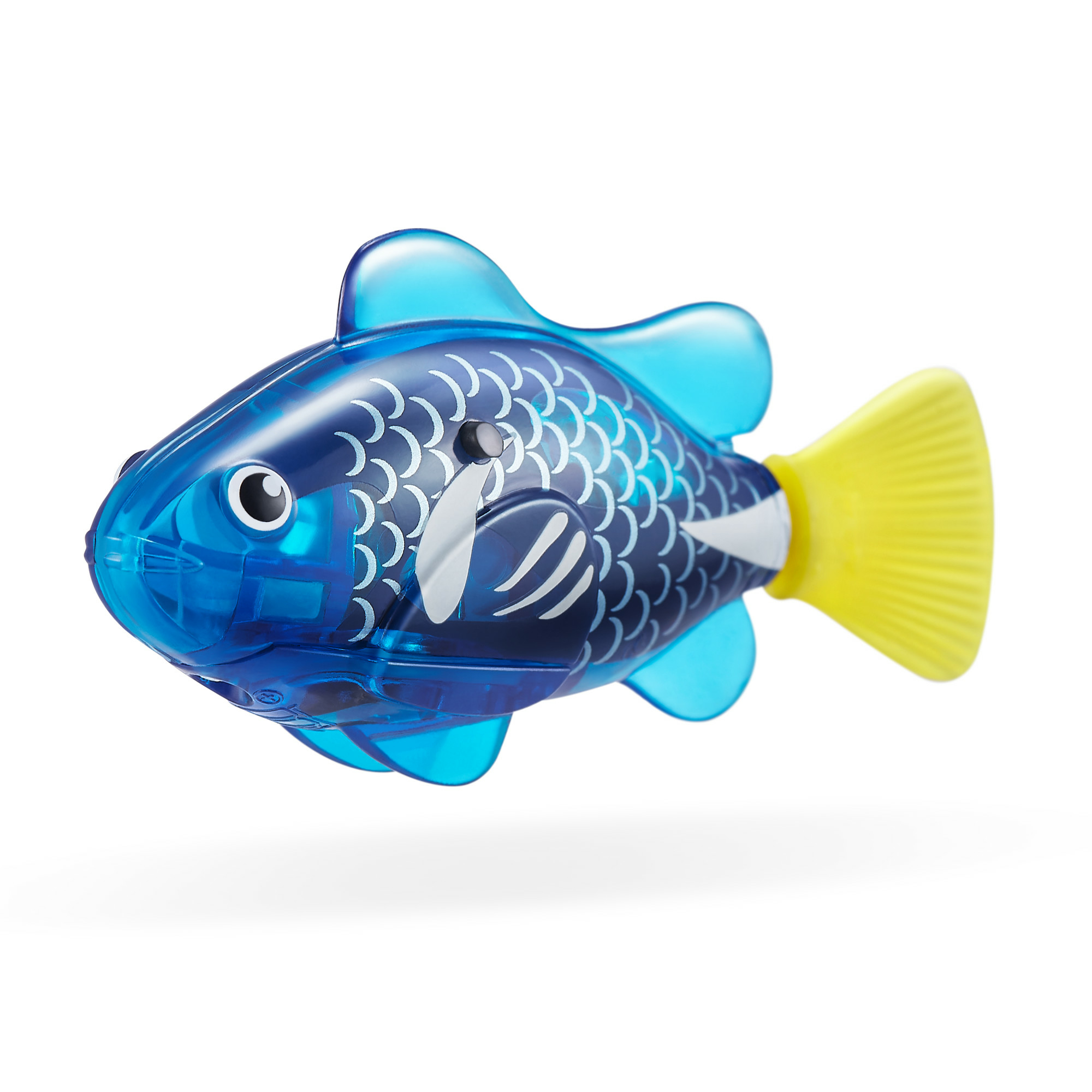 Un pesce giocattolo blu con squame bianche e coda gialla. È isolato su sfondo bianco.