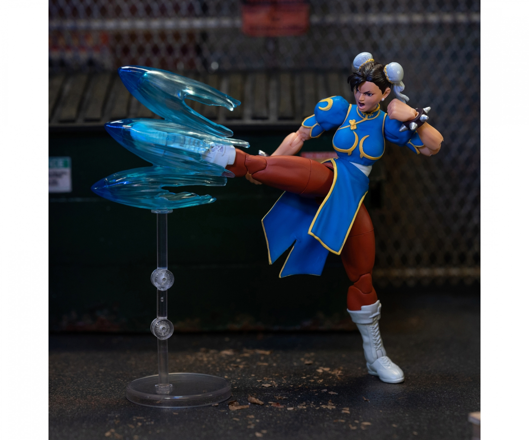 Figurka Chun-Li kopiąca, niebieska sukienka, brązowe nogi, poza walki.