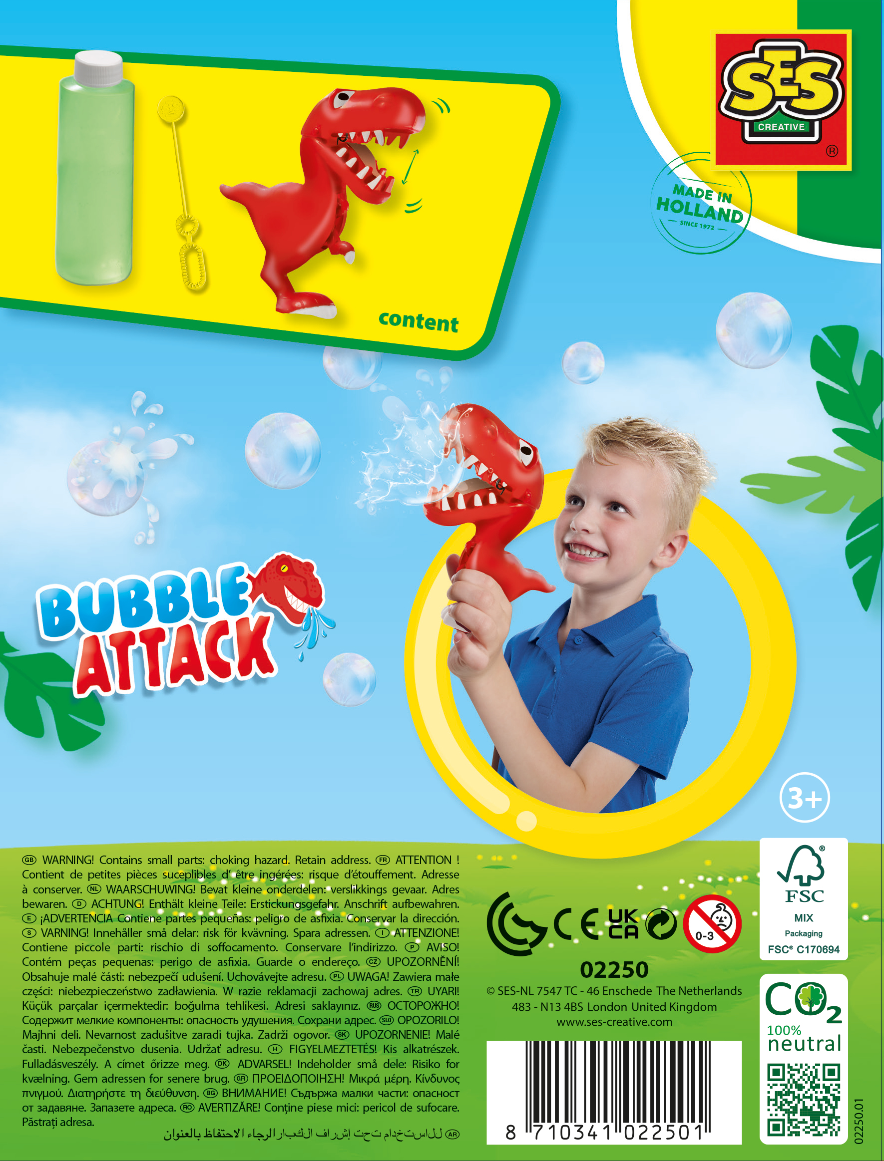 Niño jugando con una pistola de burbujas de juguete. Embalaje con burbujas y dinosaurio rojo.