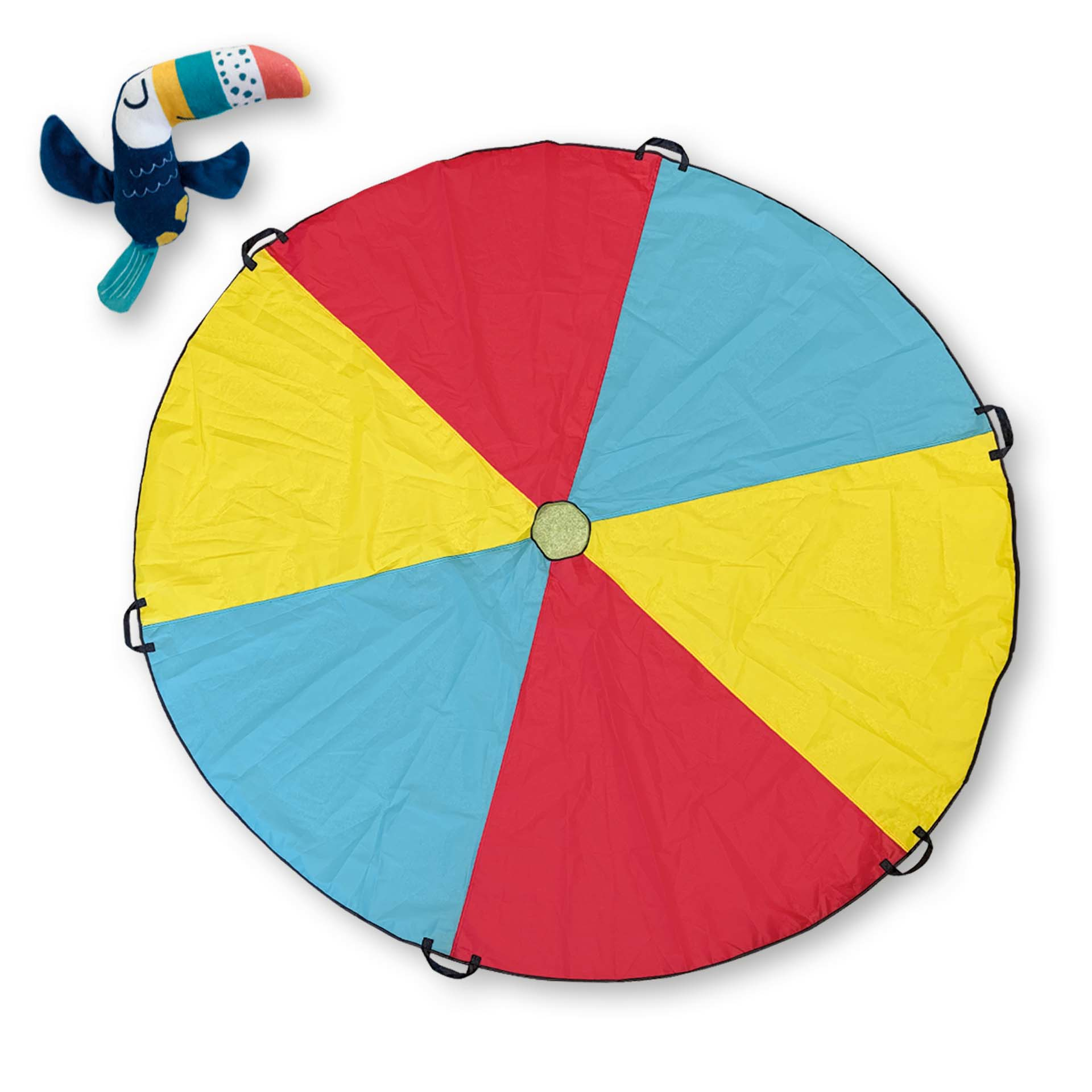 Una alfombra circular colorida con secciones rojas, amarillas y azules. Un peluche de tucán está encima.