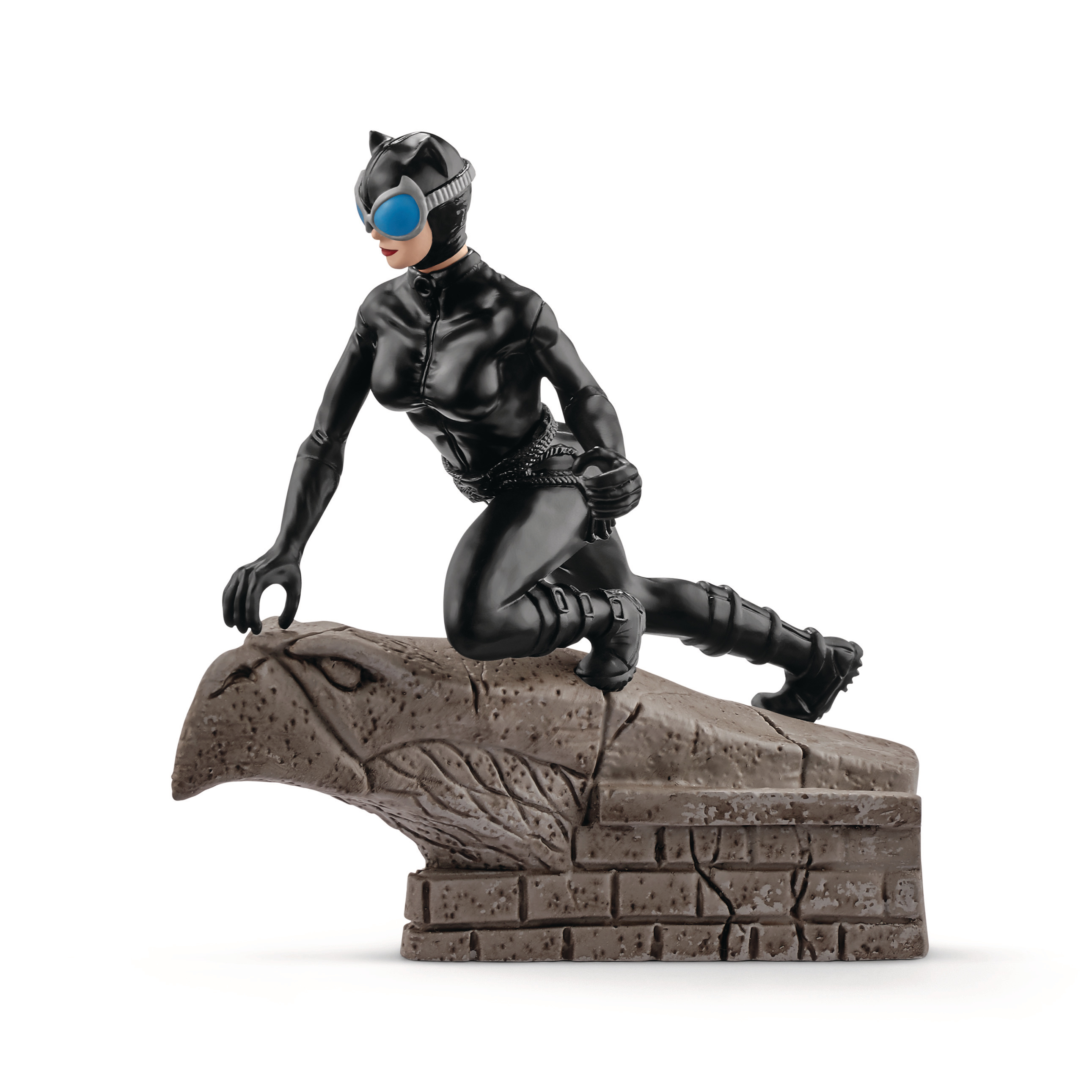 Figura di Catwoman su un gargoyle di pietra. Indossa un costume e una maschera neri.