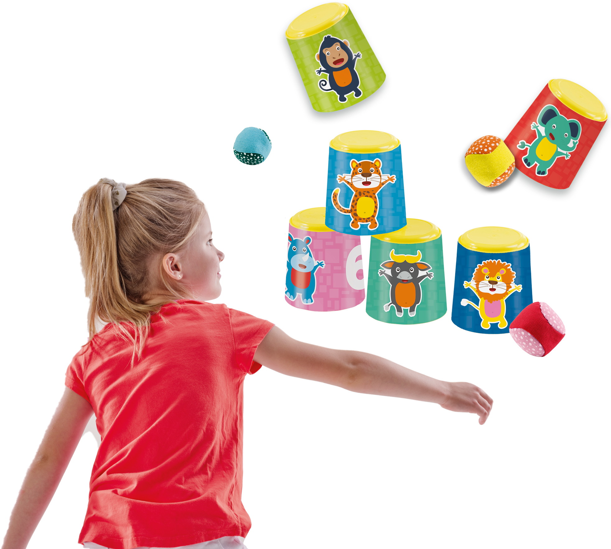 Una niña jugando al juego Can Toss. Lanza una pelota a latas coloridas con caras de animales.