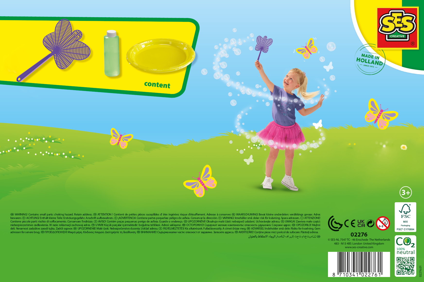 Ein Kind spielt mit Seifenblasen; ein Set mit Seifenblasenstab, Seife und Schmetterling ist sichtbar.
