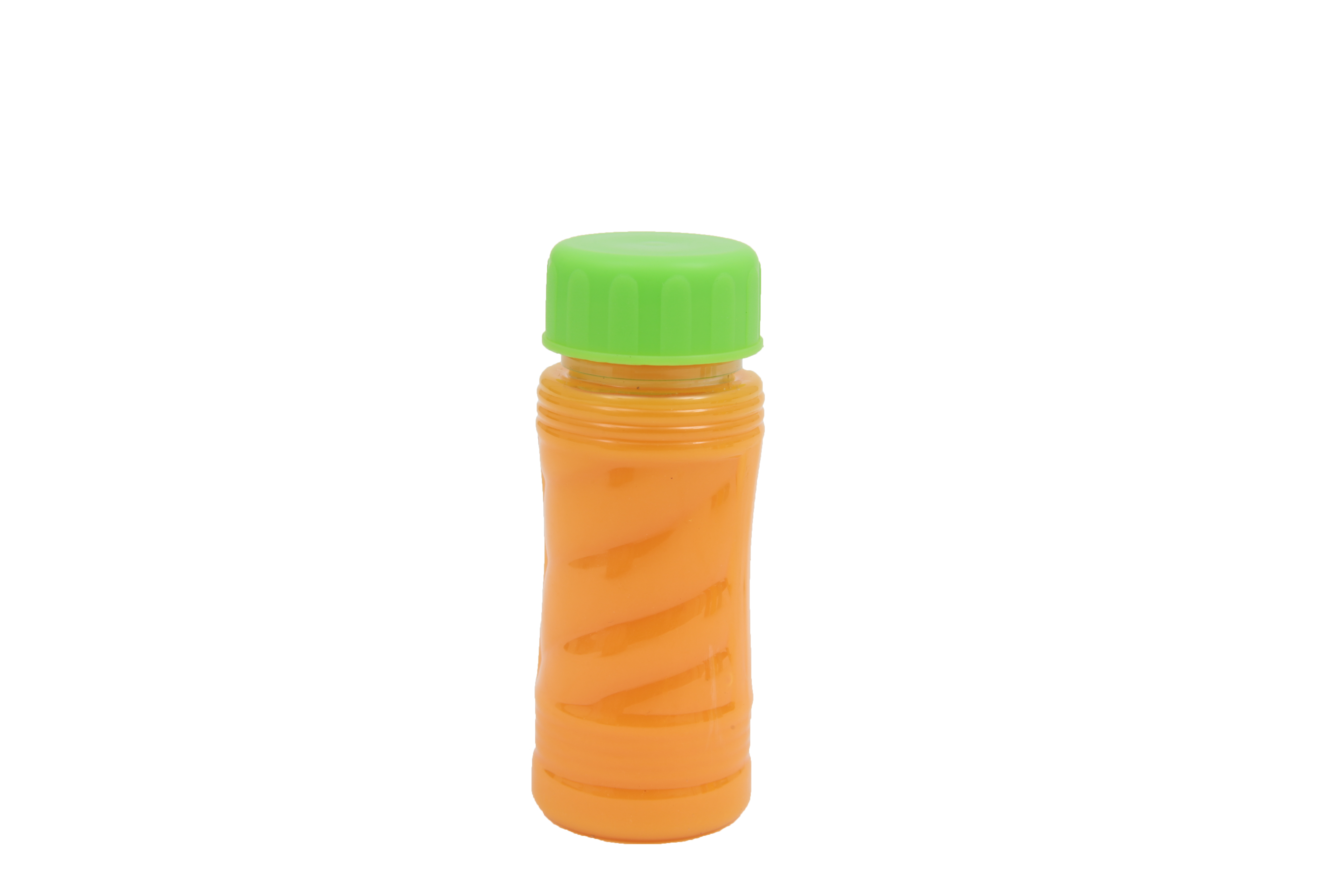 Una botella de burbujas con líquido naranja y una tapa verde, aislada sobre un fondo blanco.