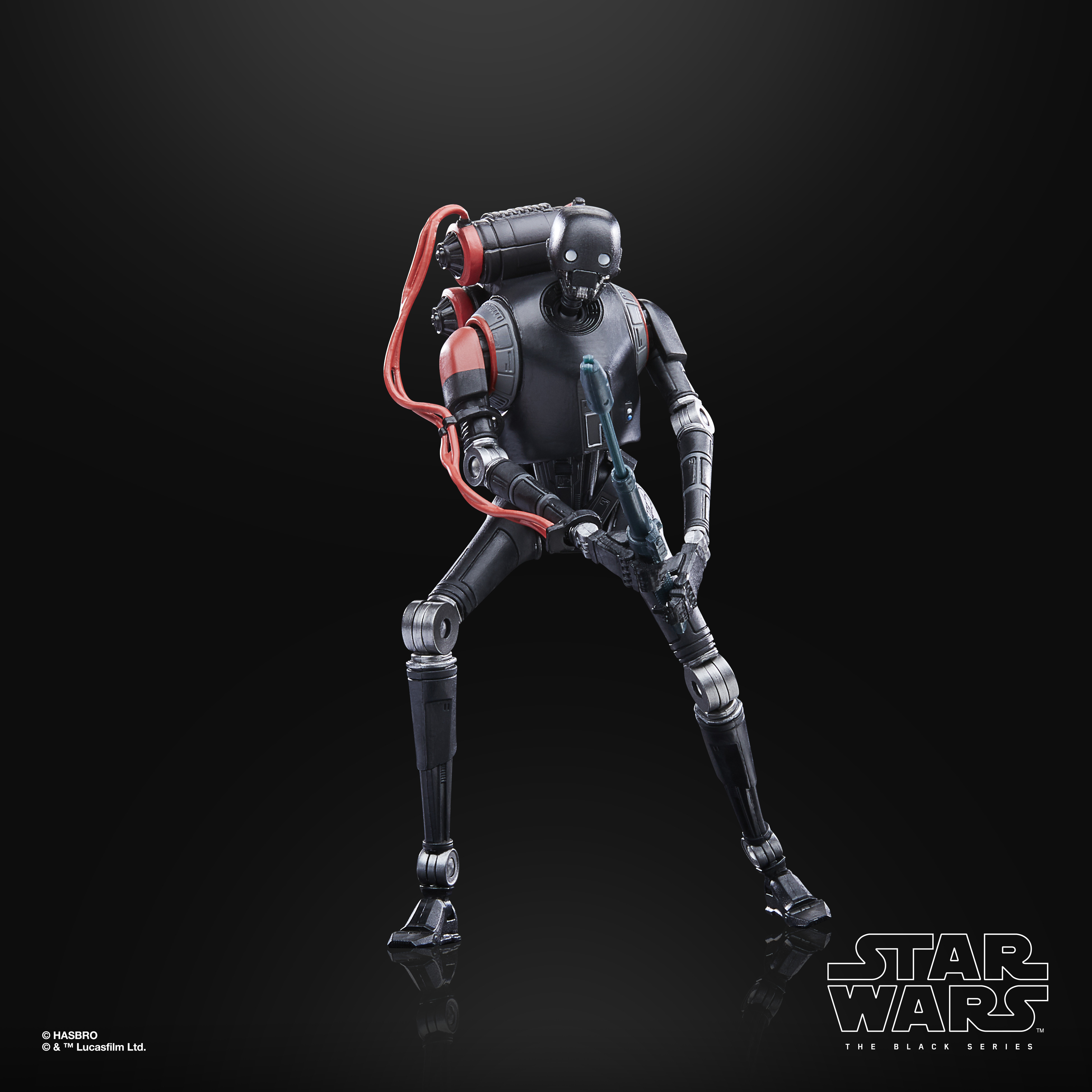 Czarna figurka Star Wars K-2SO trzymająca niebieski pistolet na czarnym tle.