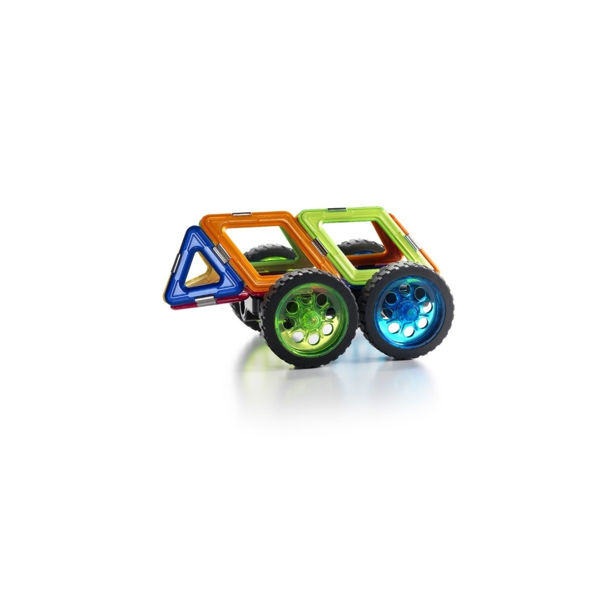 Un'auto giocattolo fatta di forme geometriche colorate con ruote. Lo sfondo è bianco.