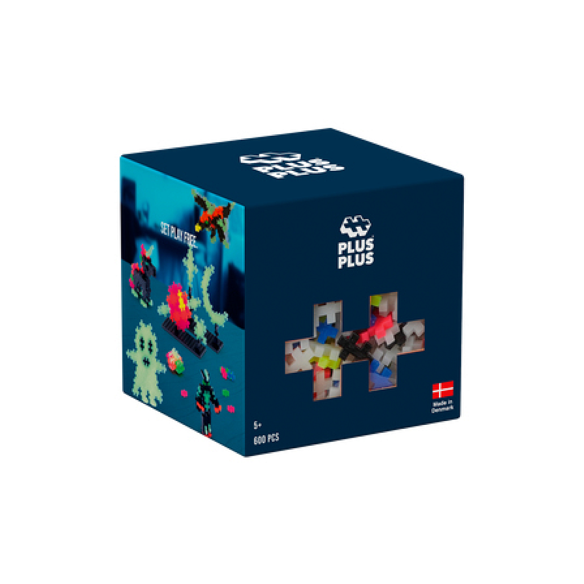 Pudełko klocków Plus-Plus. Pudełko przedstawia przykłady budowy, flagę duńską i tekst.