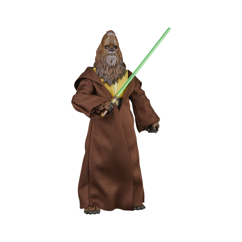 Action figure di Star Wars, Chewbacca, che tiene una spada laser verde, tunica marrone, sfondo bianco.