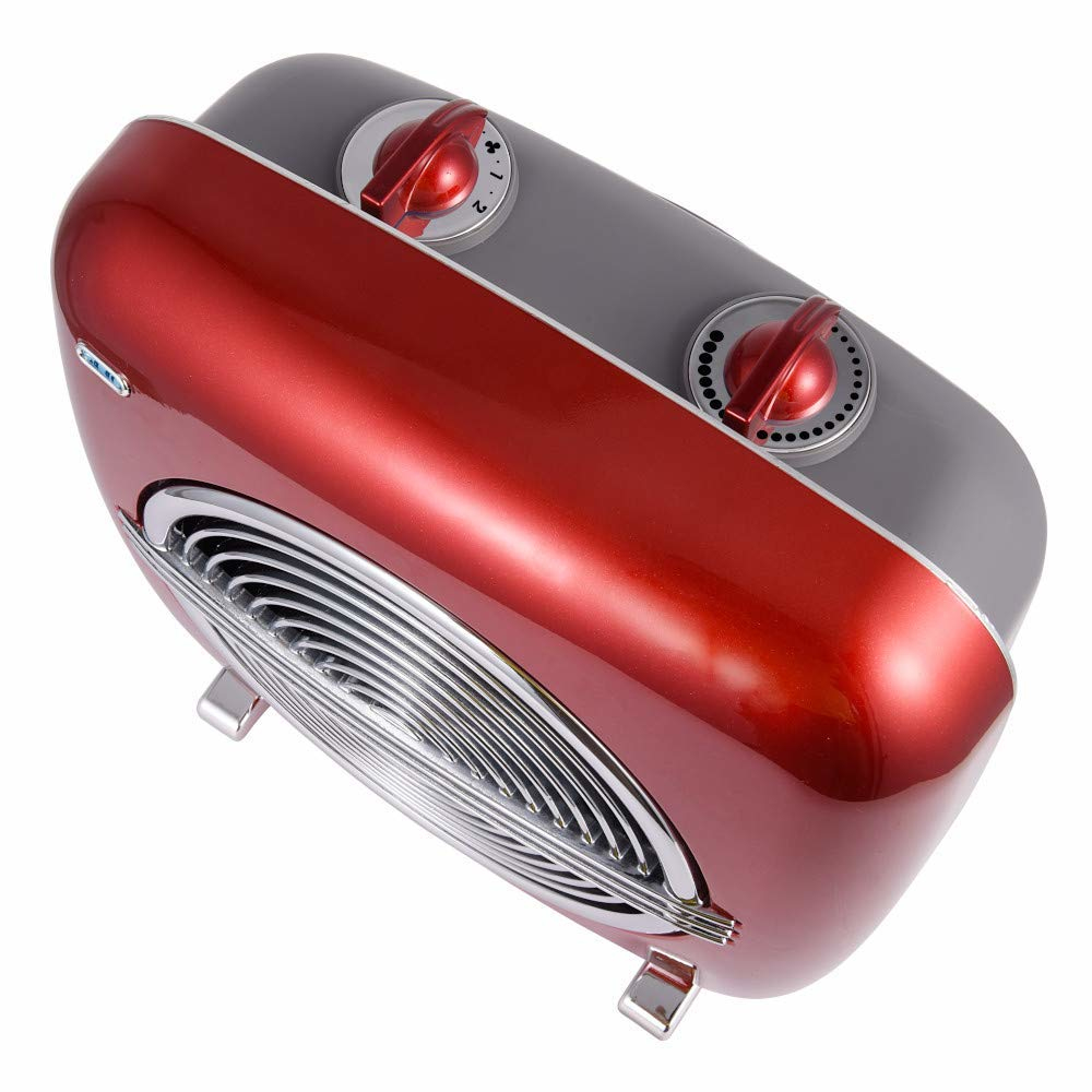 Un ventilatore elettrico rosso e grigio in stile retrò con due quadranti rossi sulla parte superiore grigia.