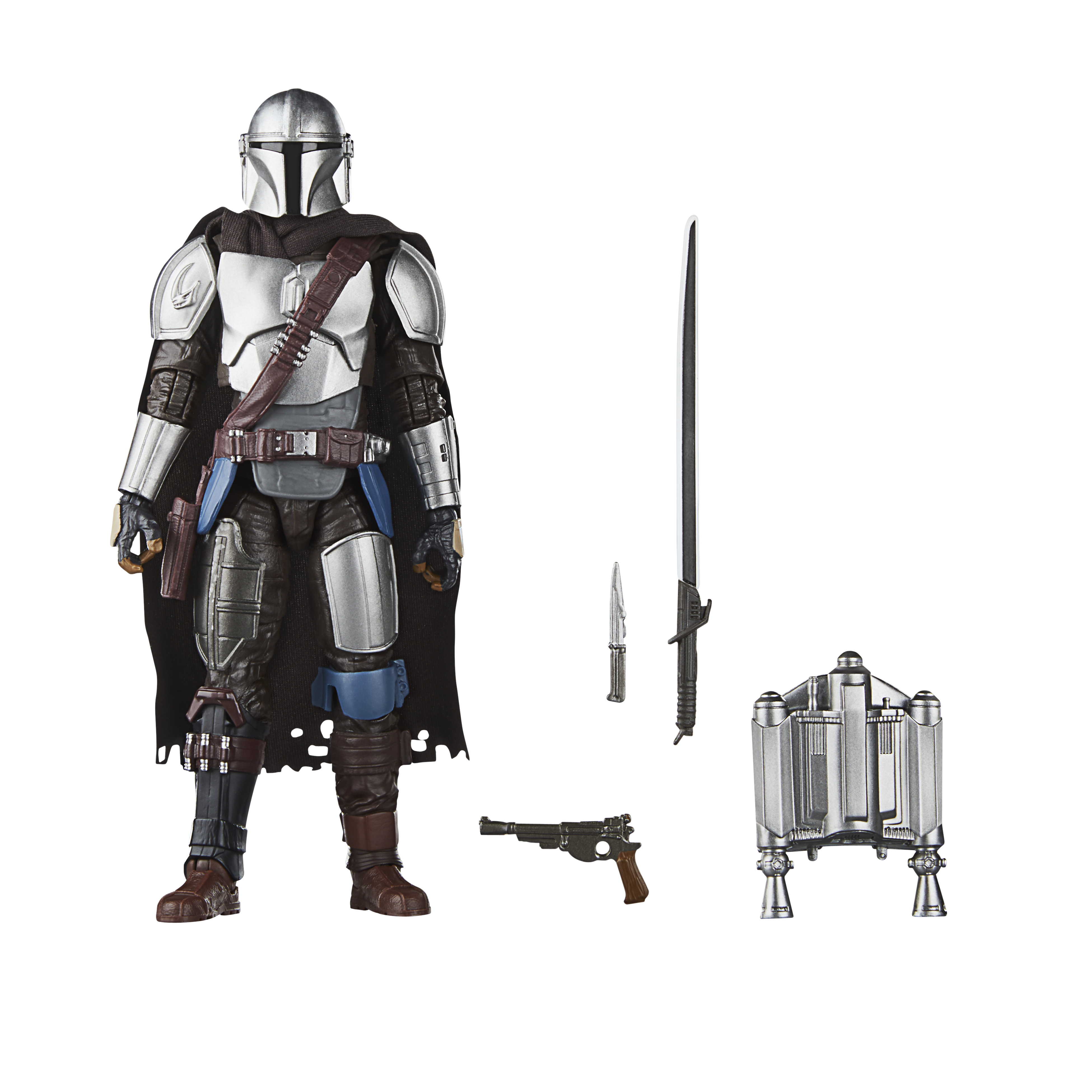 Action figure Mandalorian con accessori: spada, coltello, jetpack e blaster su sfondo bianco.