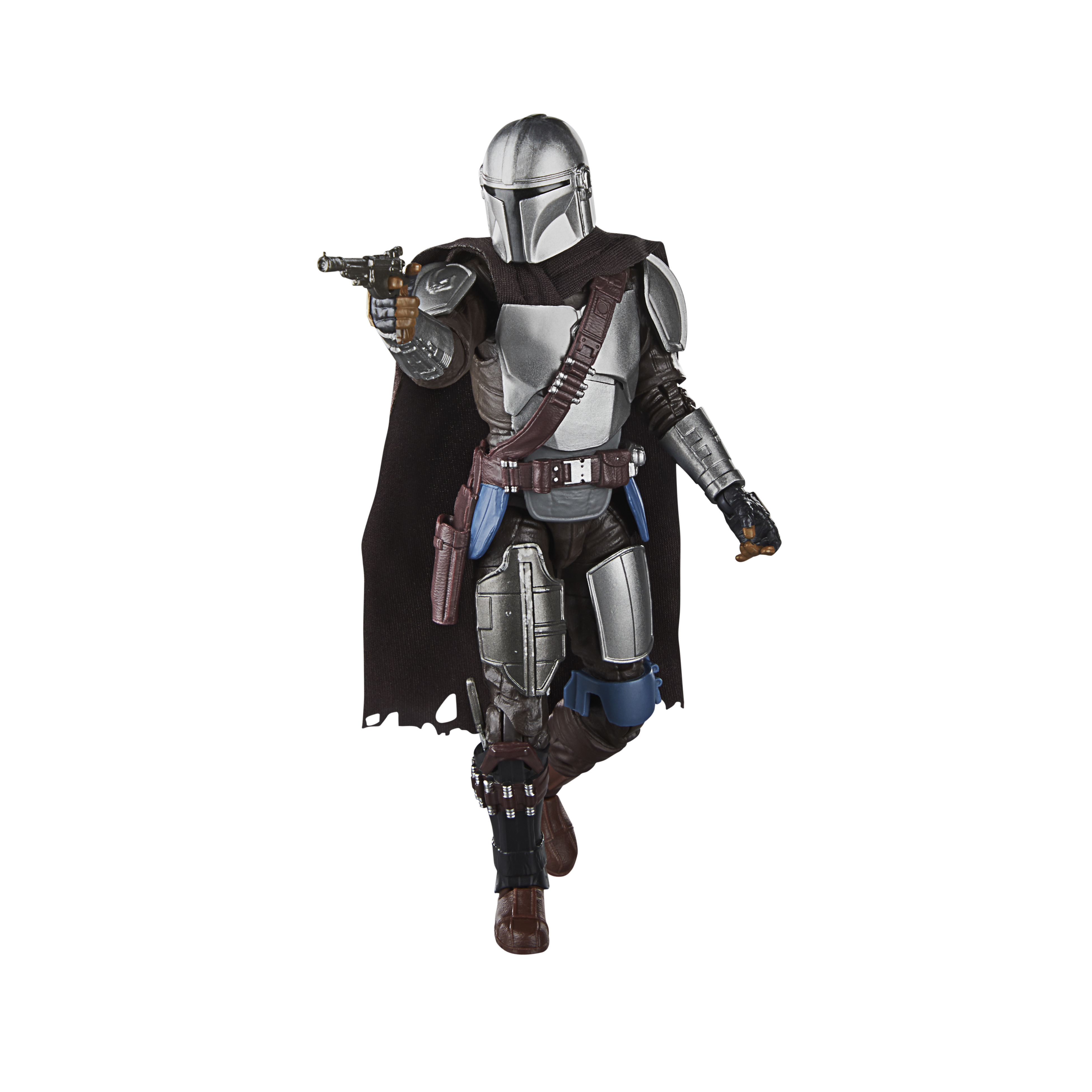 Action figure del Mandaloriano, con pistola, vestito con armatura e mantello, isolato su bianco, posa d'azione.