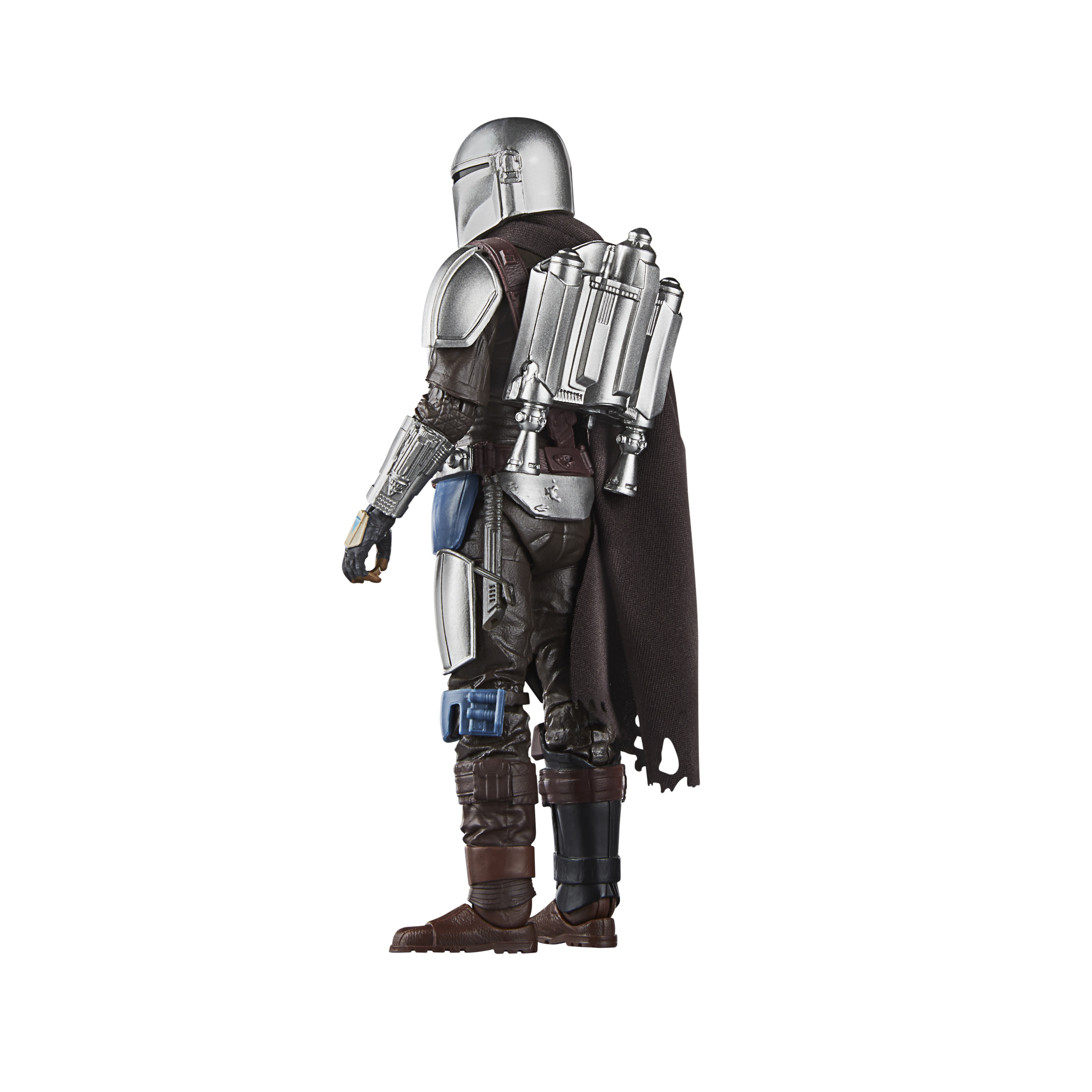 La action figure del Mandaloriano, con armatura, jetpack e mantello, isolata su bianco. Vista di lato.
