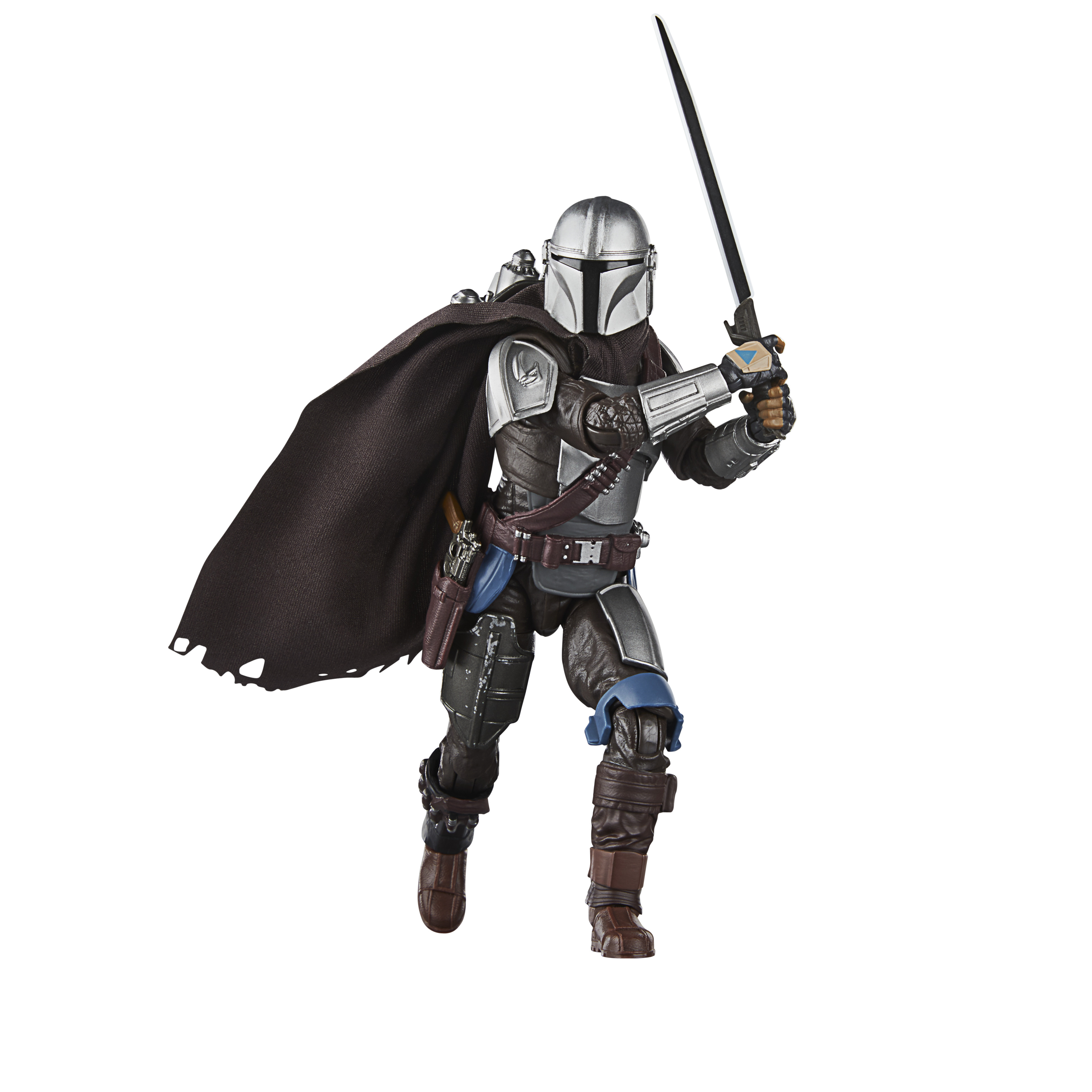Action figure del Mandaloriano con una spada, in posa d'azione, con armatura e mantello, isolata su sfondo bianco.