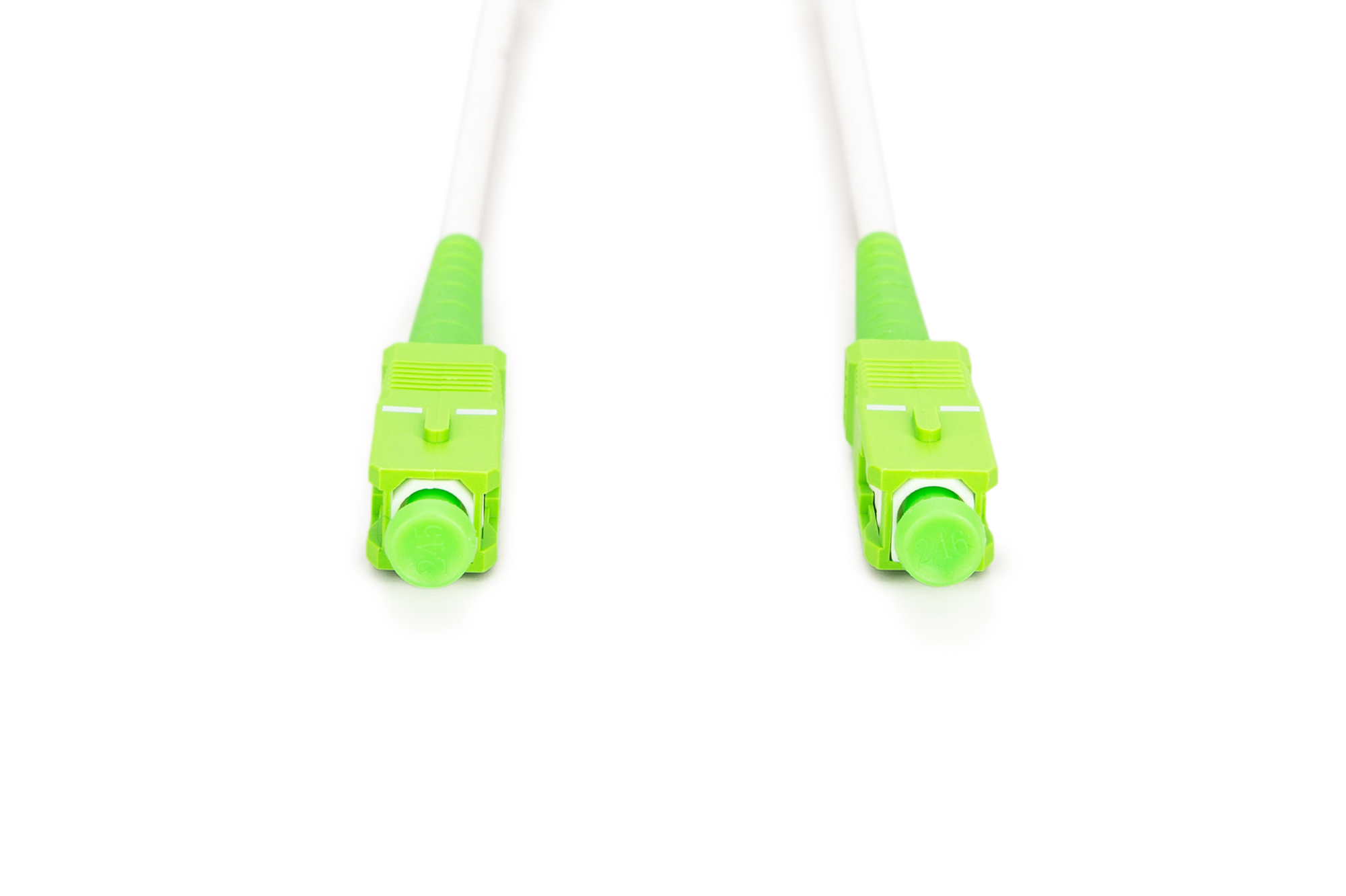 Dwa zielono-białe złącza światłowodowe z zielonymi osłonami ochronnymi, połączone białym kablem, na białym tle.