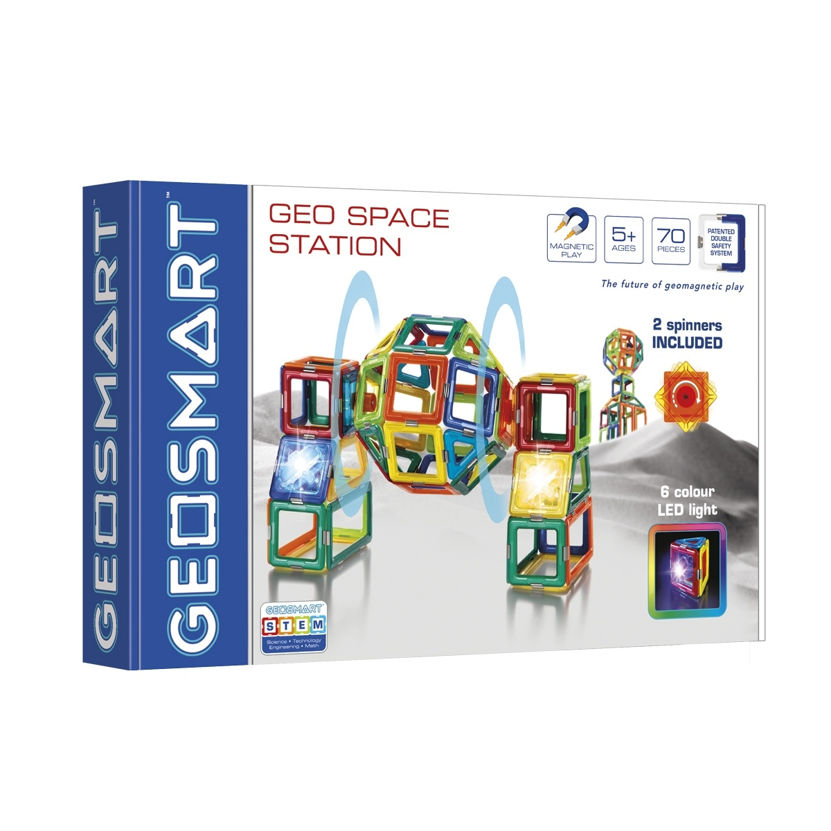 Set di giocattoli con pezzi quadrati colorati. Ha una scatola con il logo GeoSmart e le parole Geo Space Station.