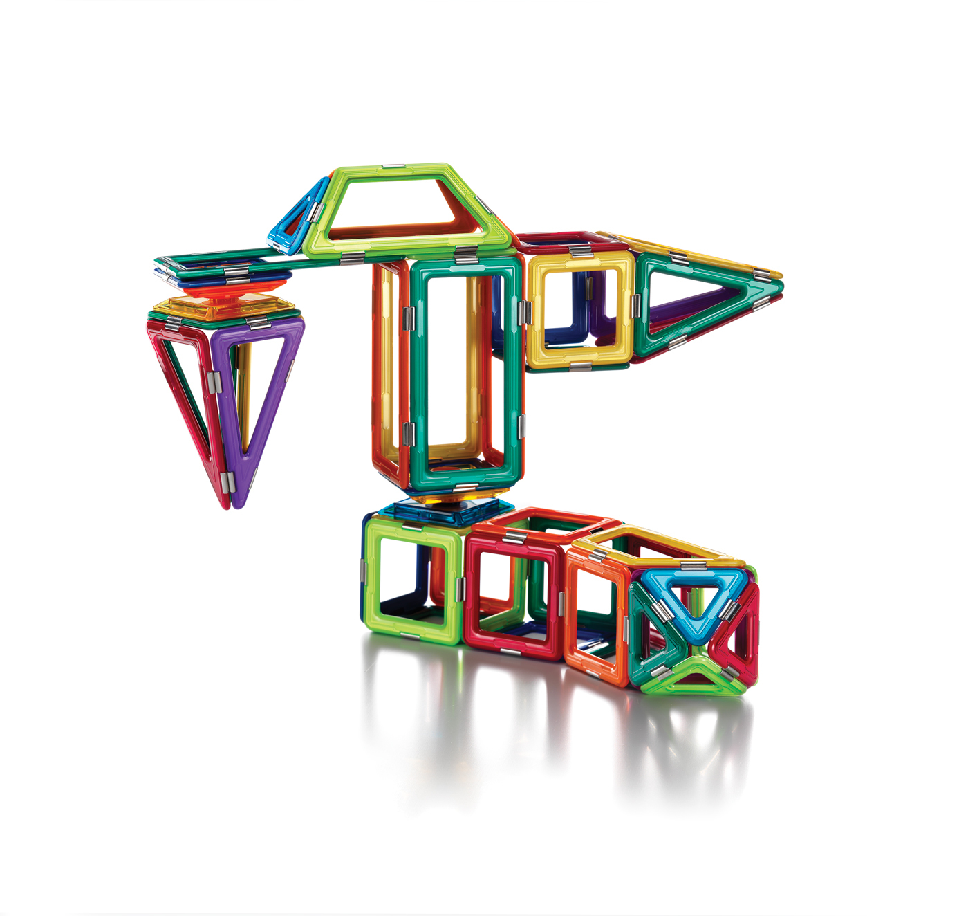 Blocchi magnetici colorati disposti in forme astratte, tra cui una torre e una struttura.