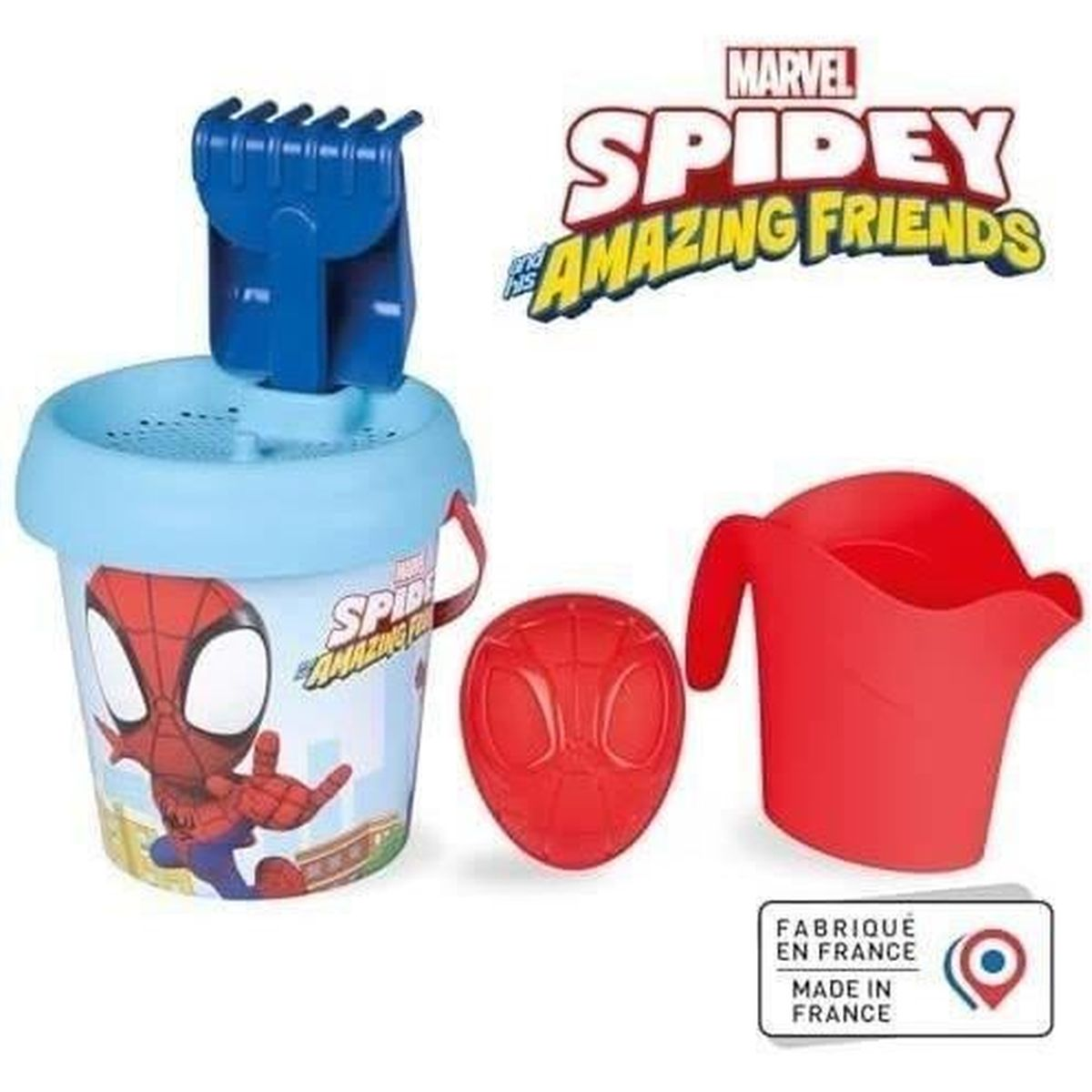 Zestaw zabawek plażowych Spider-Man: wiaderko, grabie, maska Spidey i czerwony dzbanek. Białe tło.