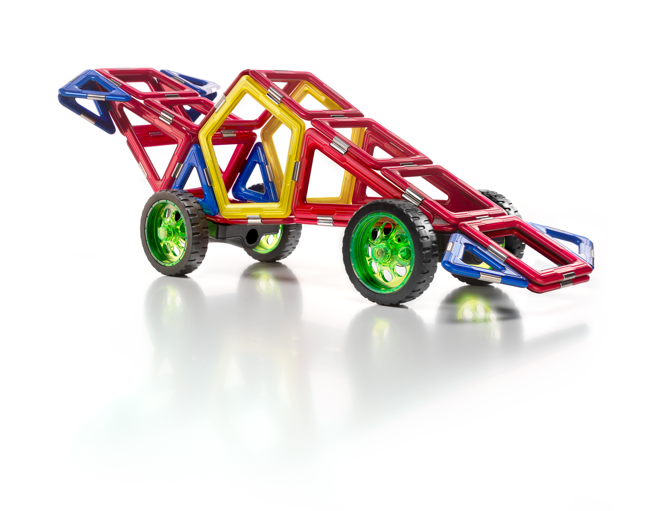 Un'auto giocattolo colorata costruita con varie forme geometriche. Vengono utilizzati componenti rossi, blu, gialli e verdi.