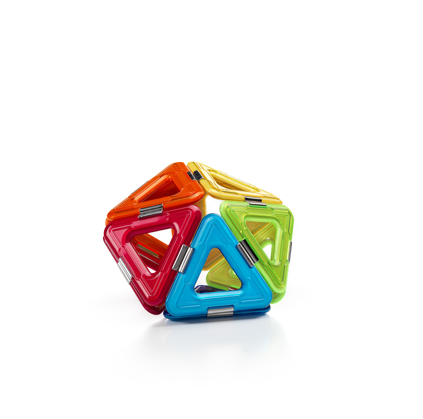 Un giocattolo a forma geometrica con più triangoli colorati. I triangoli sono rossi, blu, gialli, verdi e trasparenti.