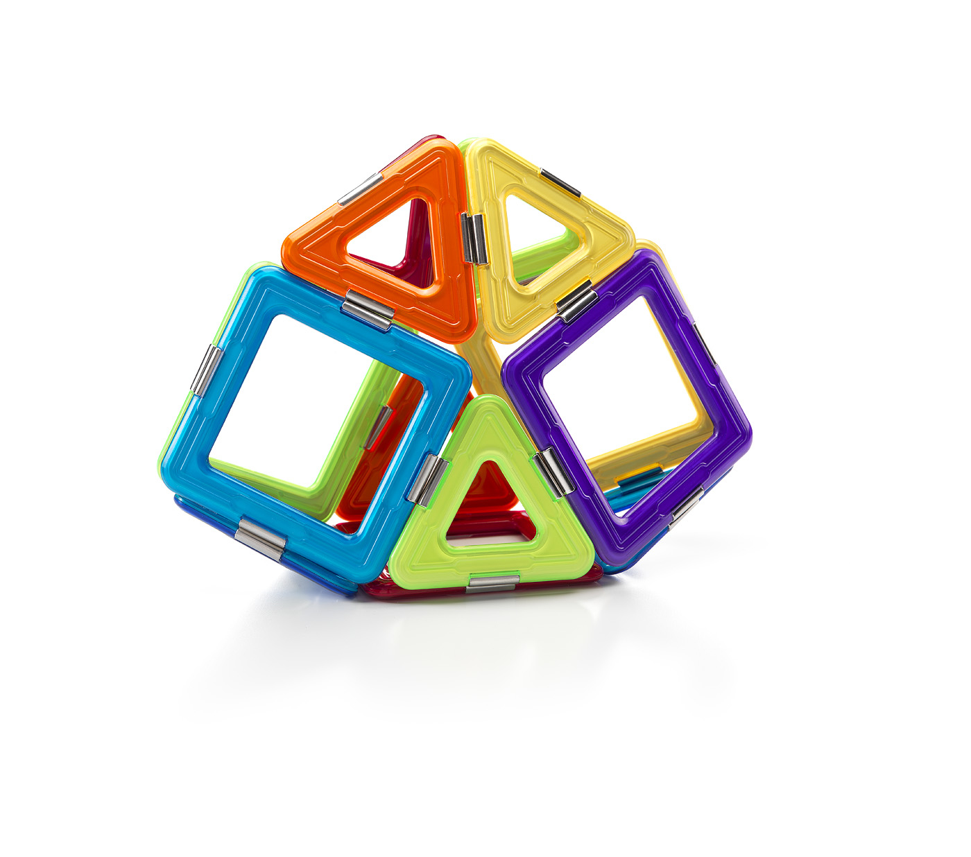 Un giocattolo geometrico fatto di pezzi magnetici colorati. La forma è un cubo. È su una superficie bianca.