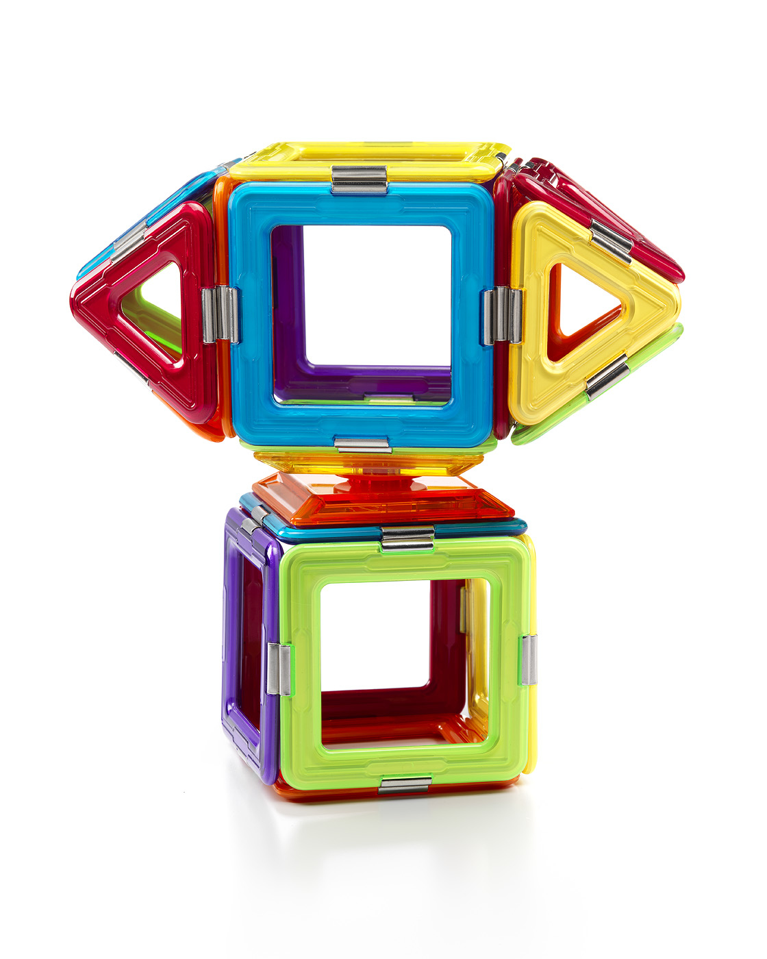 Blocchi magnetici colorati che formano una struttura, con quadrati e triangoli.