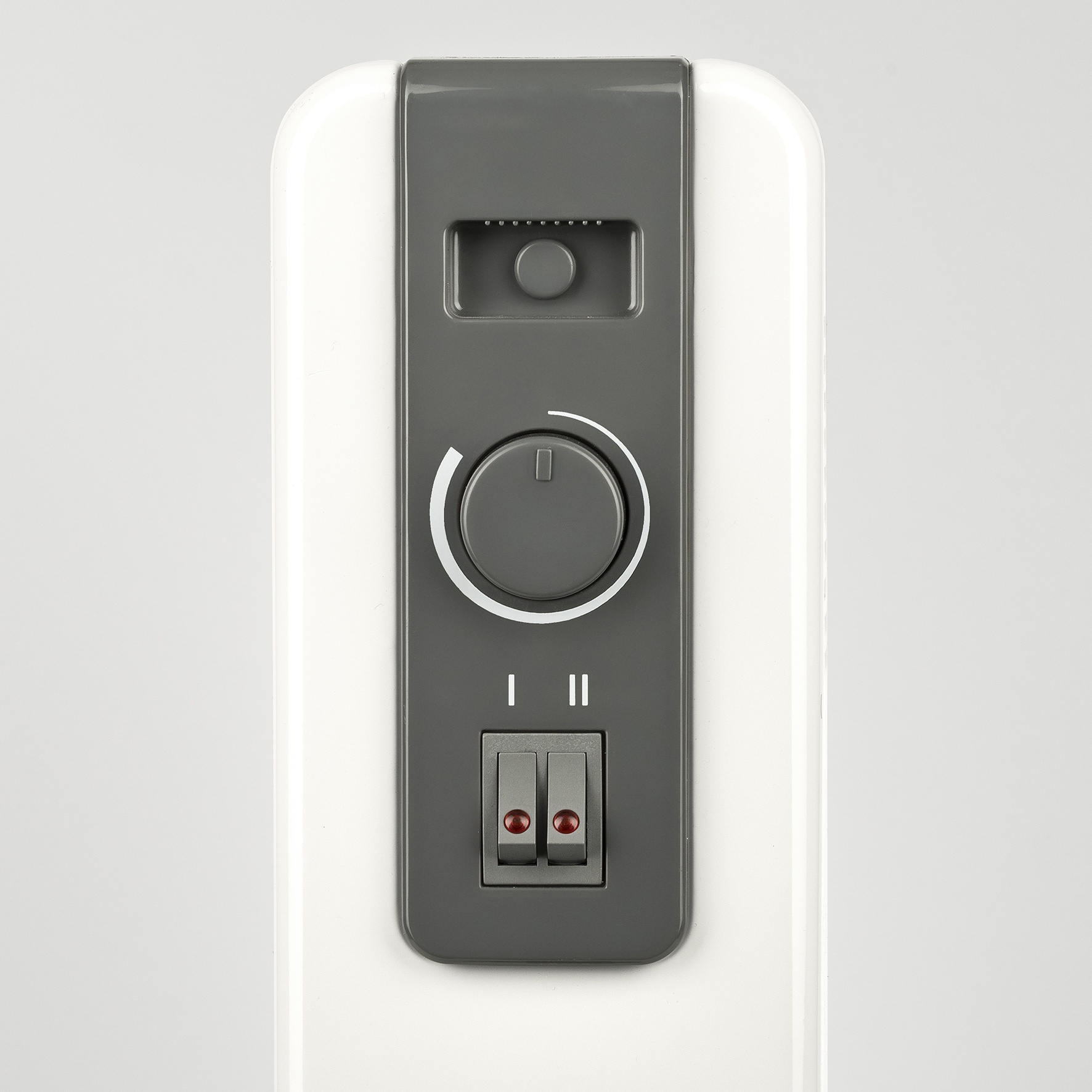 Biały panel sterowania grzejnikiem z szarym pokrętłem sterowania i dwoma czerwonymi przełącznikami. Panel znajduje się na białym tle.