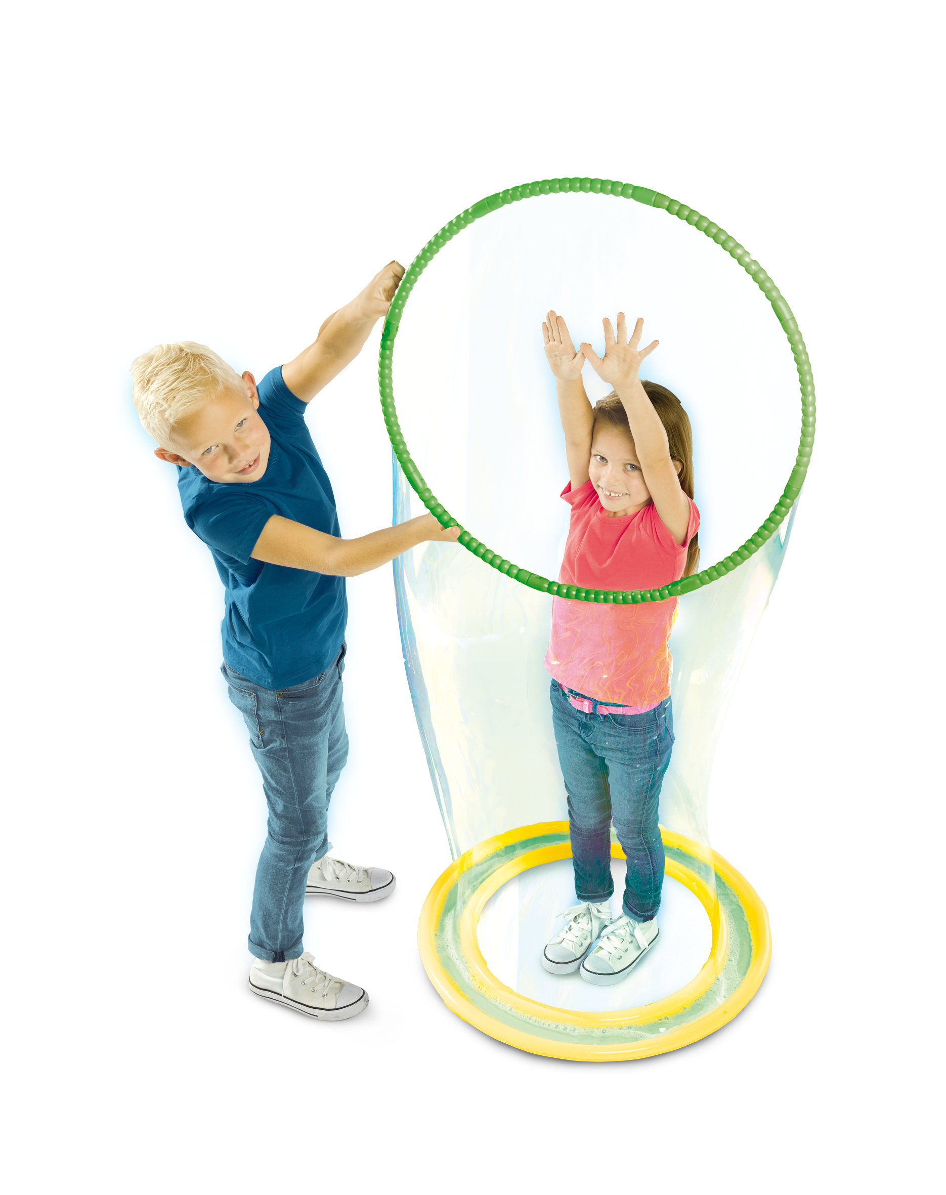 Niño y niña de pie en una burbuja hecha por un aro verde.